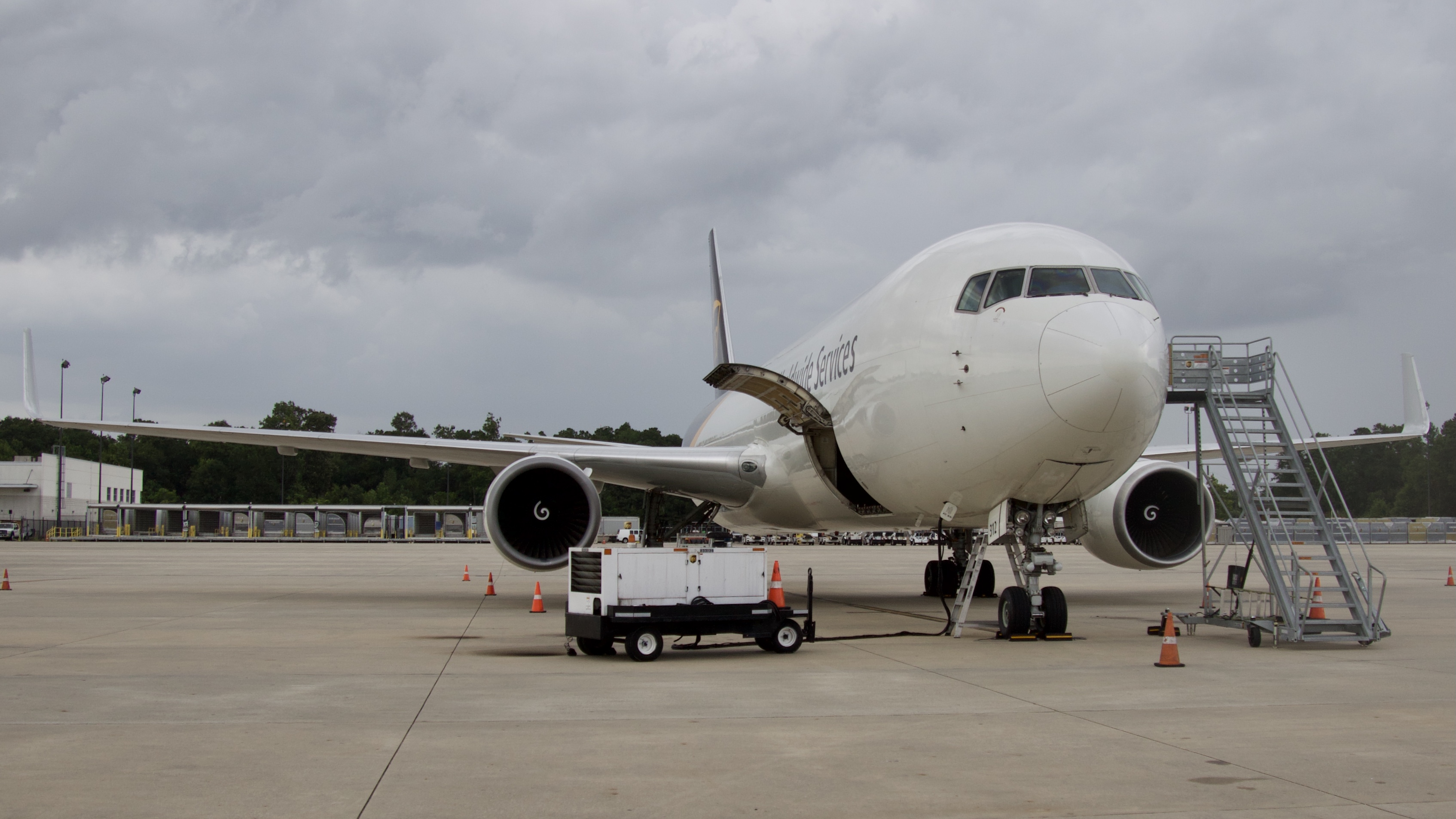 Full size: United Parcel Service Boeing 767-300F N312UP at Houston-George Bush Intercontinental Airport