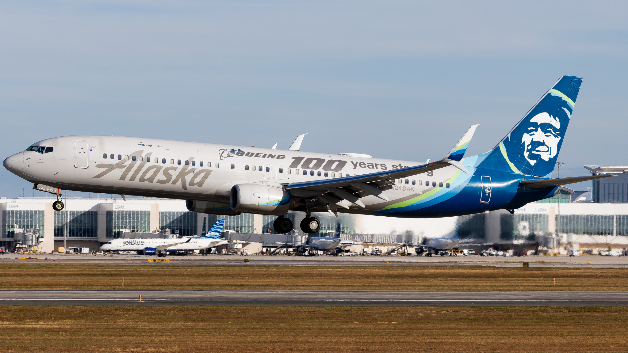 Full size: Alaska Airlines Boeing 737-900ER N248AK at Orlando International Airport