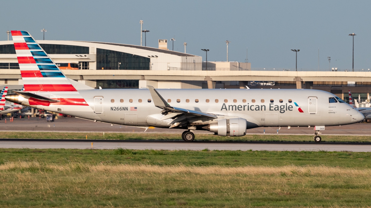 Full size: American Eagle Embraer E175 N266NN at Dallas-Fort Worth International Airport