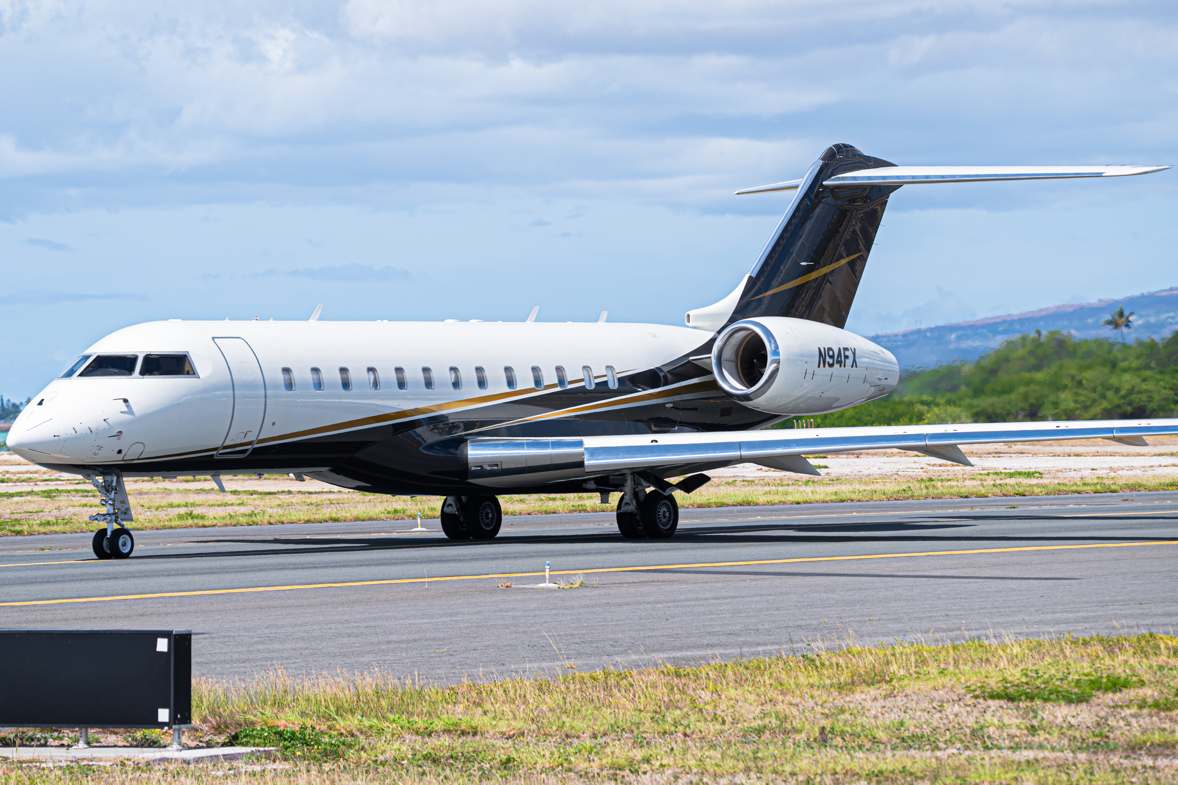 Full size: FlexJet Bombardier Global Express XRS N94FX at Daniel K Inouye International Airport