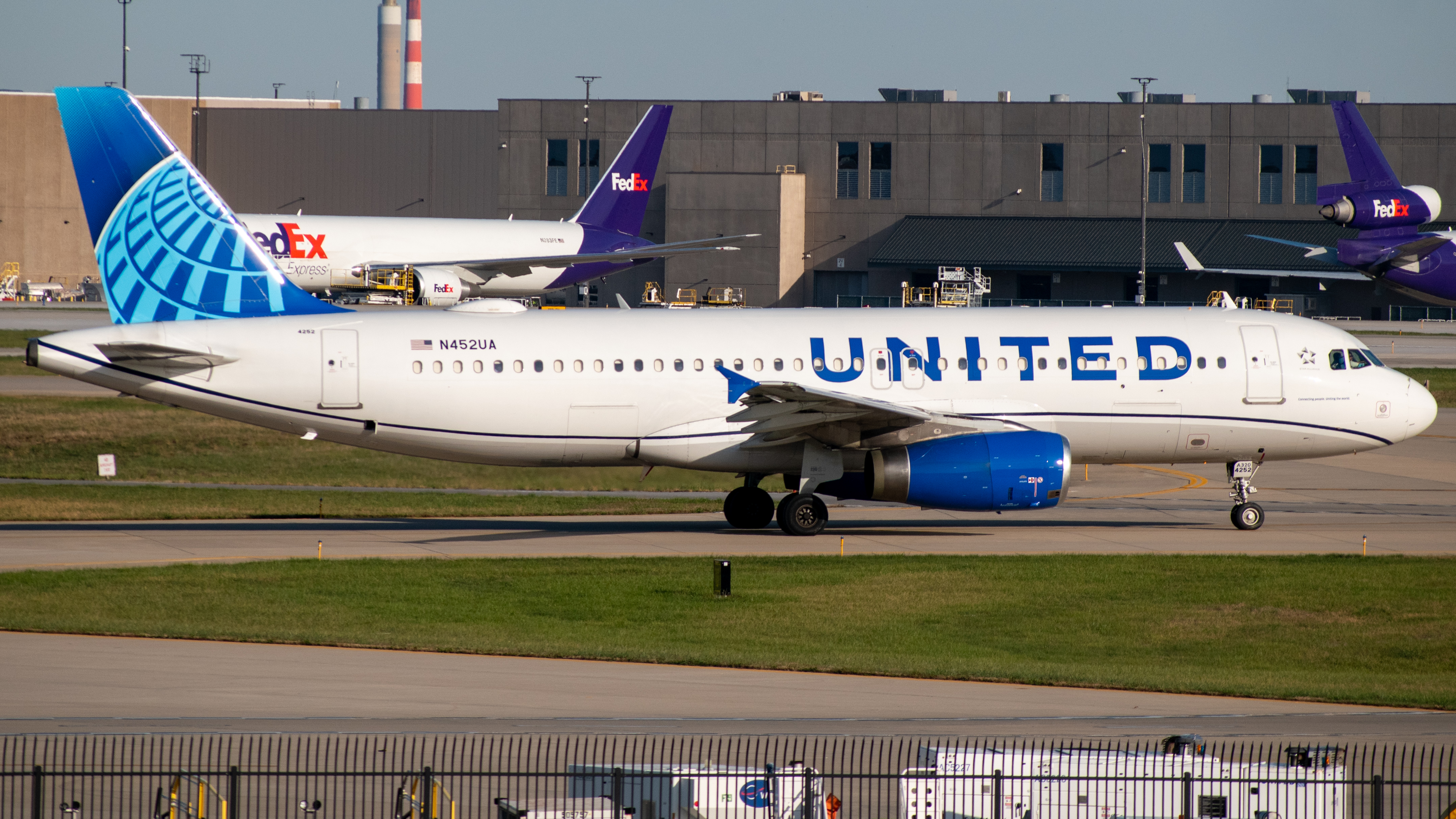 Full size: United Airlines Airbus A320 N452UA at Indianapolis International Airport