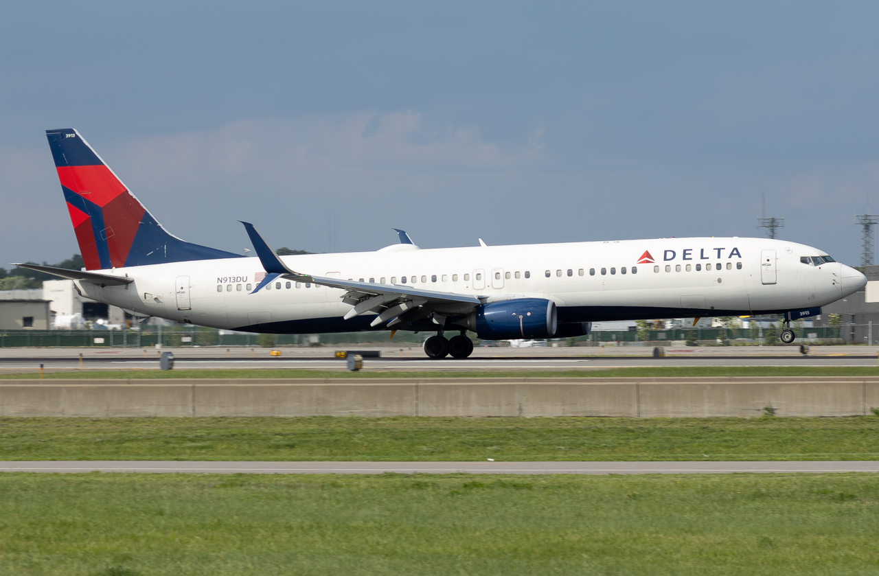 Full size: Delta Airlines Boeing 737-900ER N913DU at Minneapolis-St Paul International/Wold-Chamberlain Airport