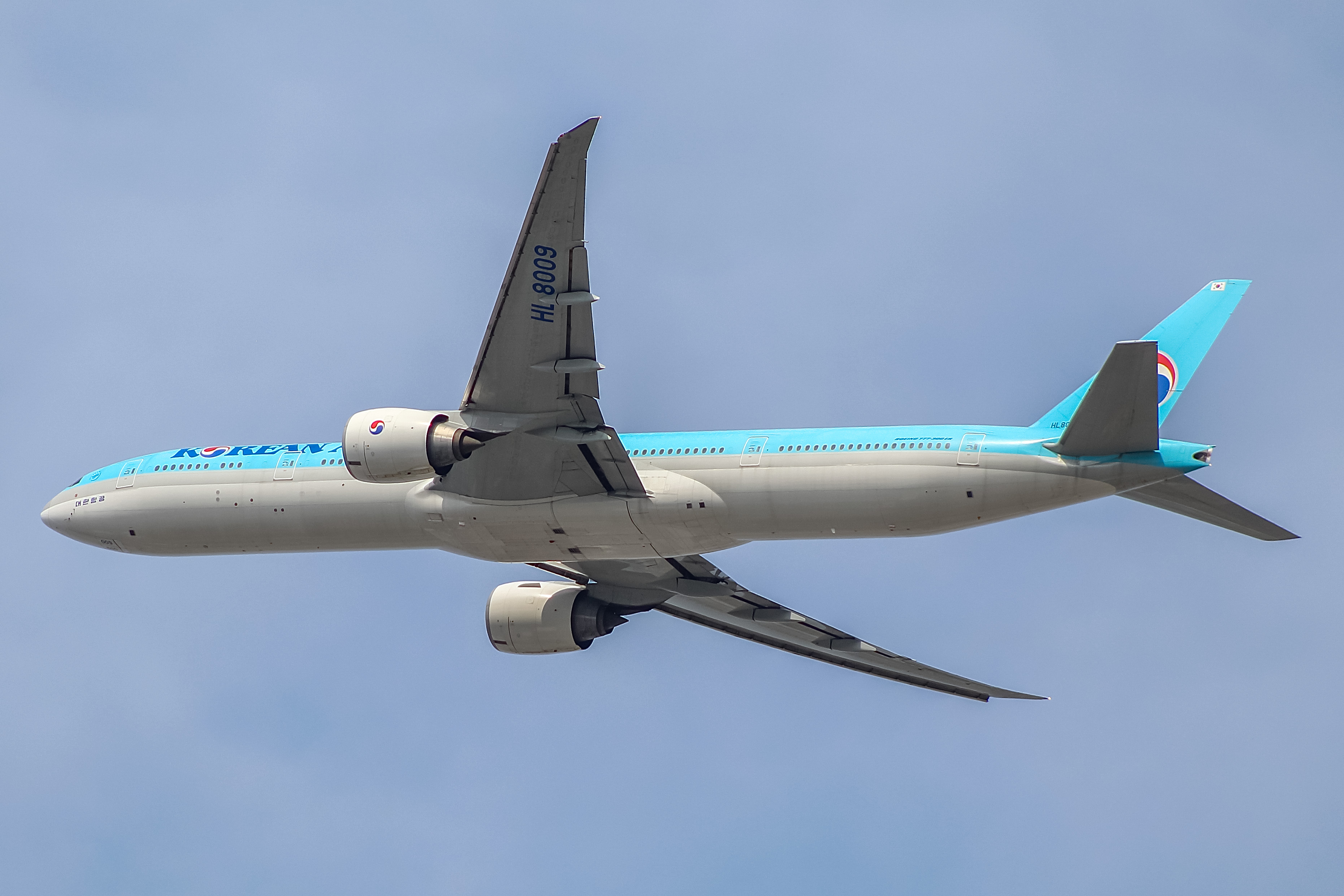 Full size: Korean Air Boeing 777-300ER HL8009 at Chicago O'Hare International Airport