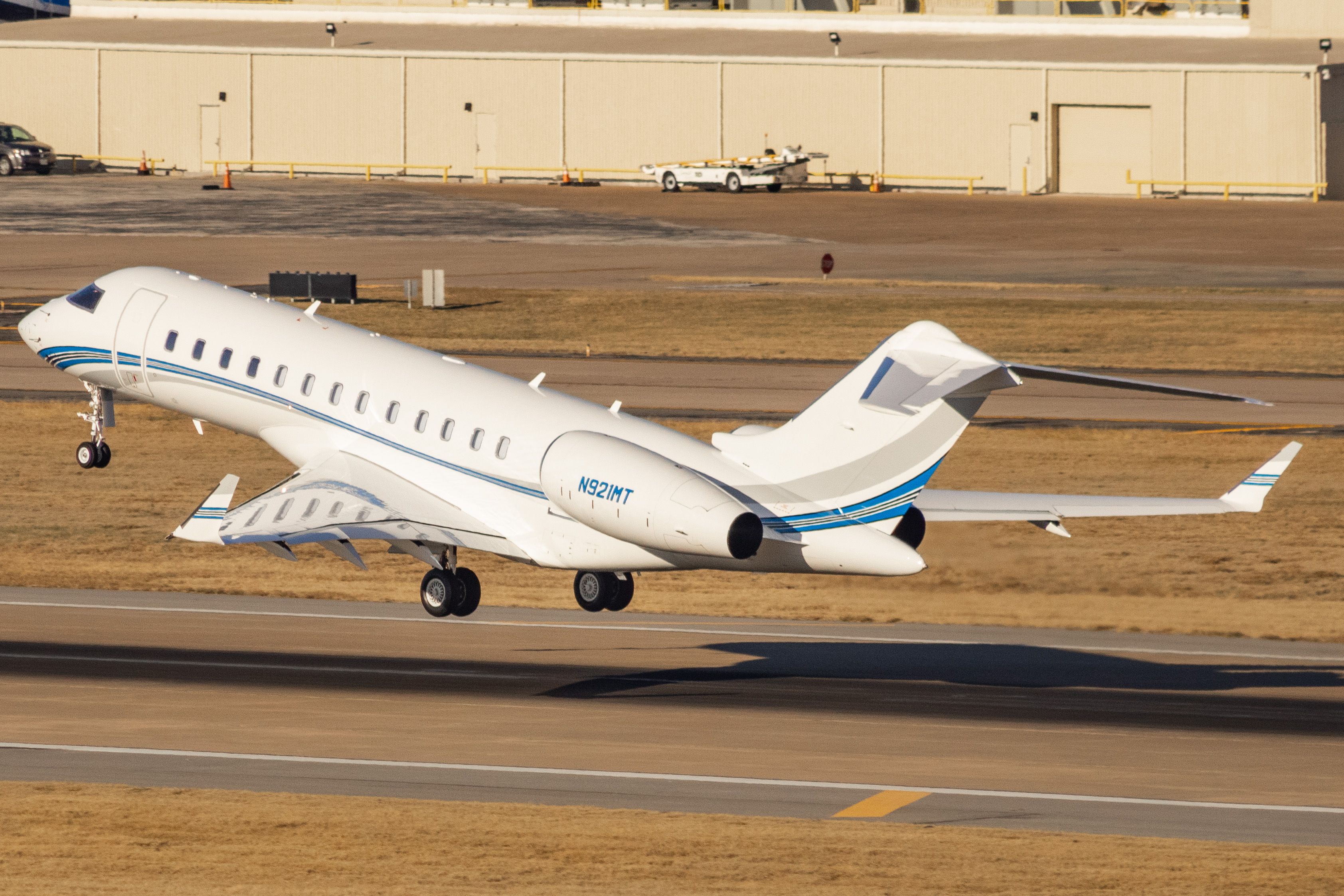Full size: PRIVATE Bombardier Global Express N921MT at Dallas Love Field Airport