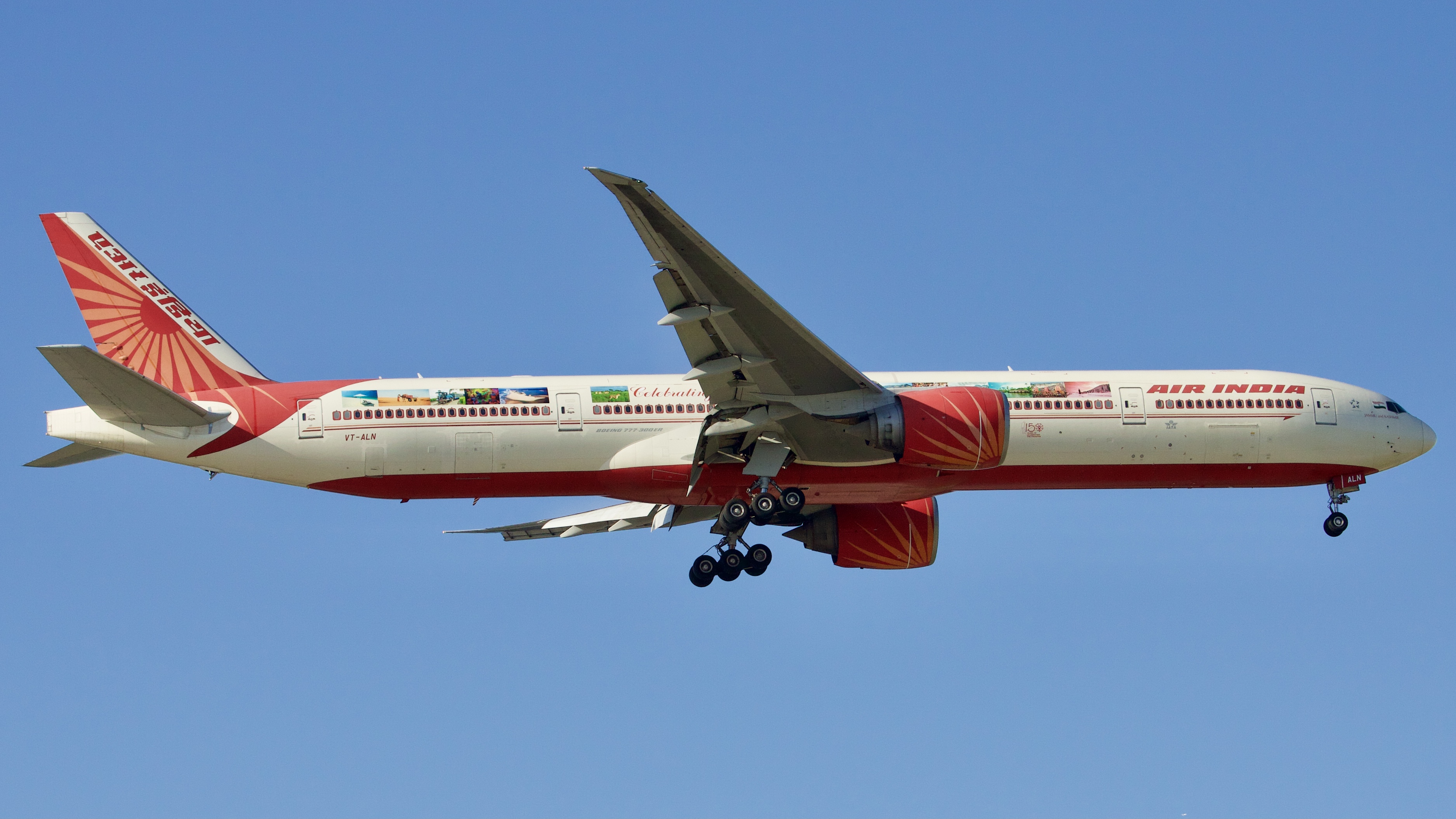 Full size: Air India Boeing 777-300ER VT-ALN at Houston-George Bush Intercontinental Airport