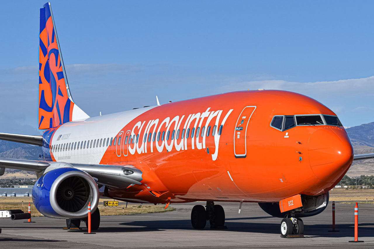 Full size: Sun Country Airlines Boeing 737-800 N832SY at Northern Colorado Regional Airport