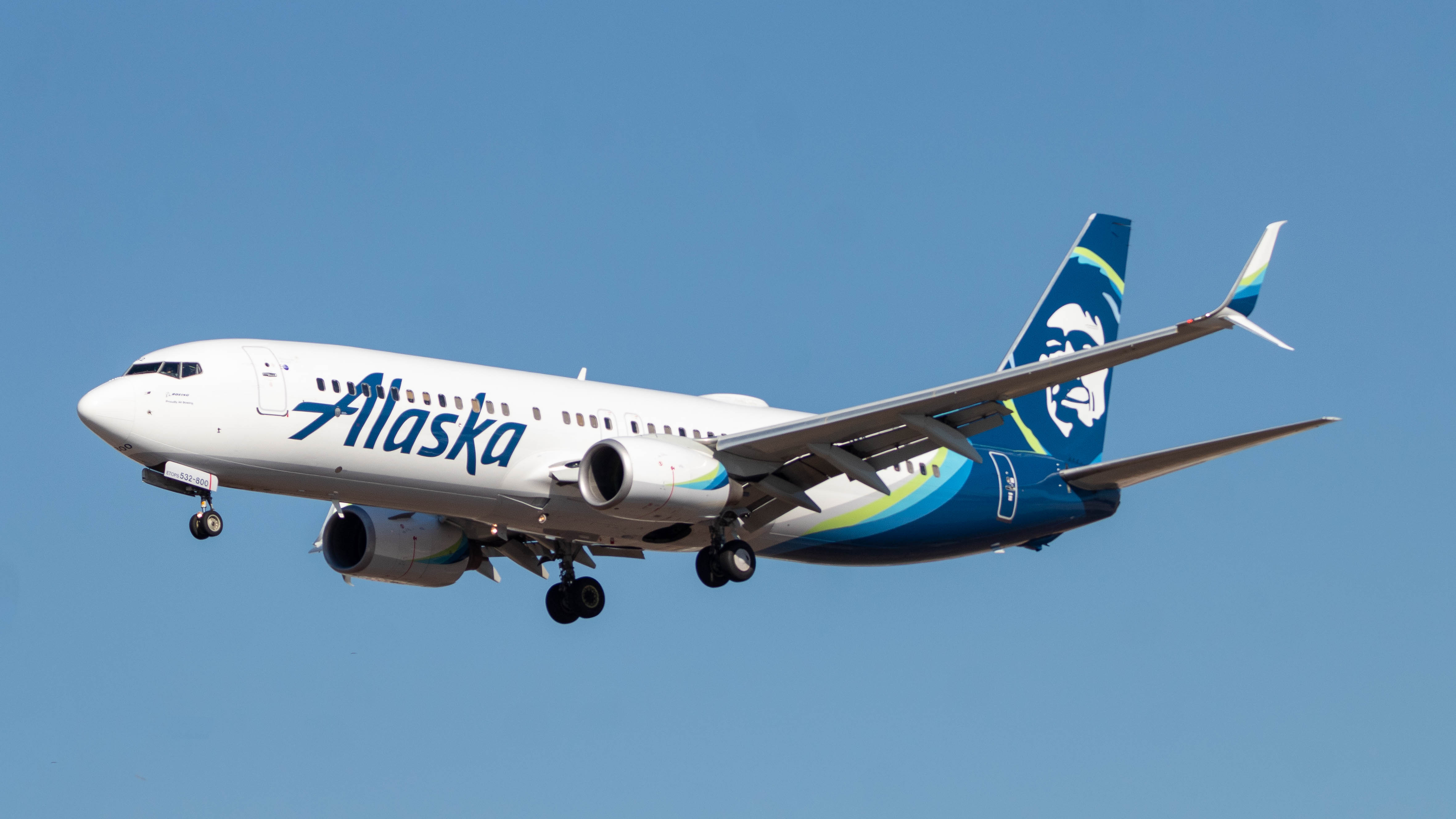 Full size: Alaska Airlines Boeing 737-800 N532AS at Los Angeles International Airport