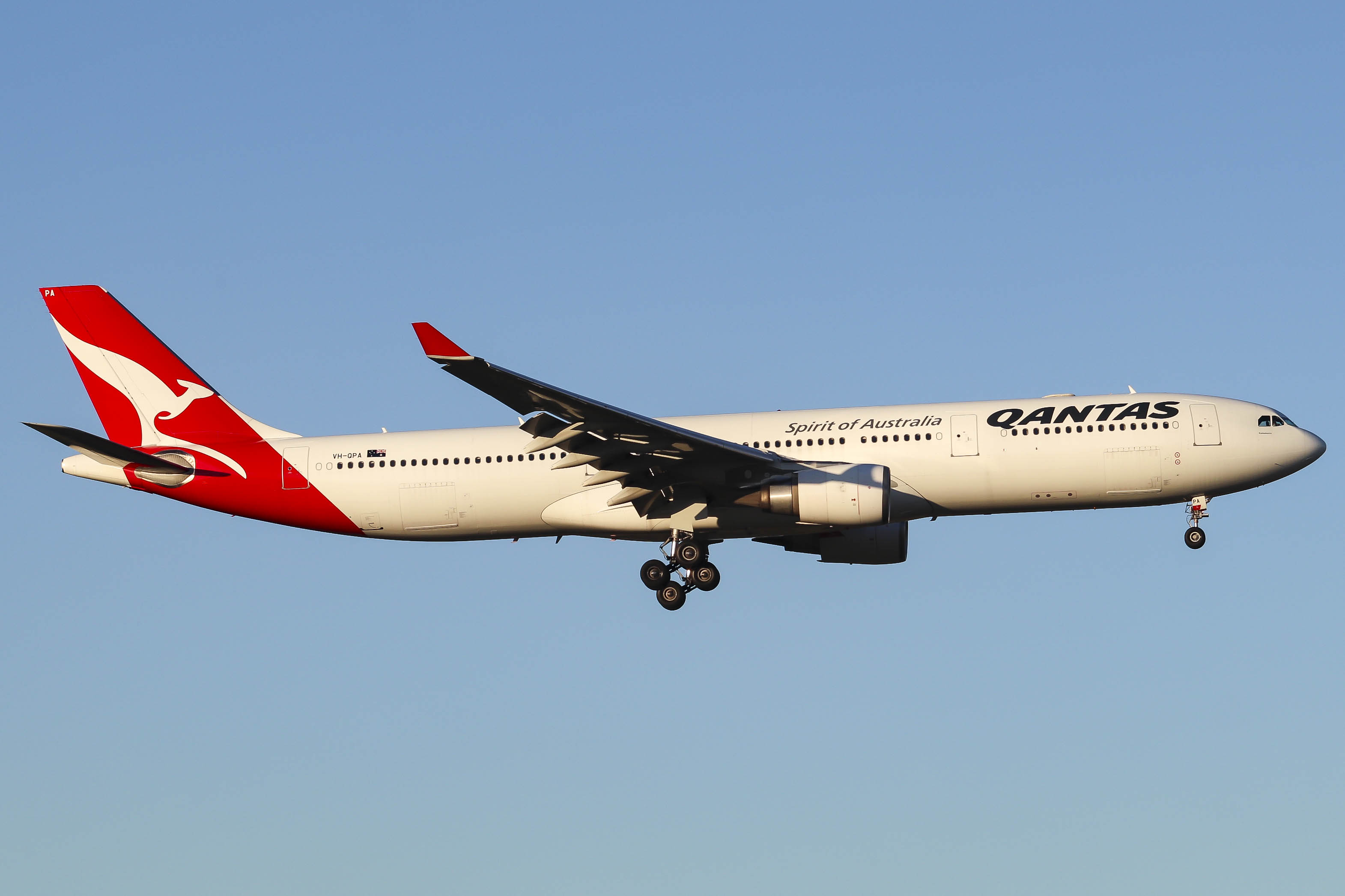 Full size: Qantas Airways Airbus A330-300 VH-QPA at Melbourne Airport