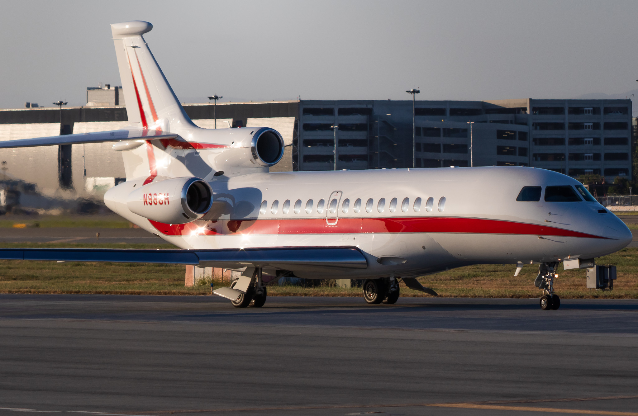 Full size: PRIVATE Dassault Falcon 7X N988H at Norman Y Mineta San Jose International Airport