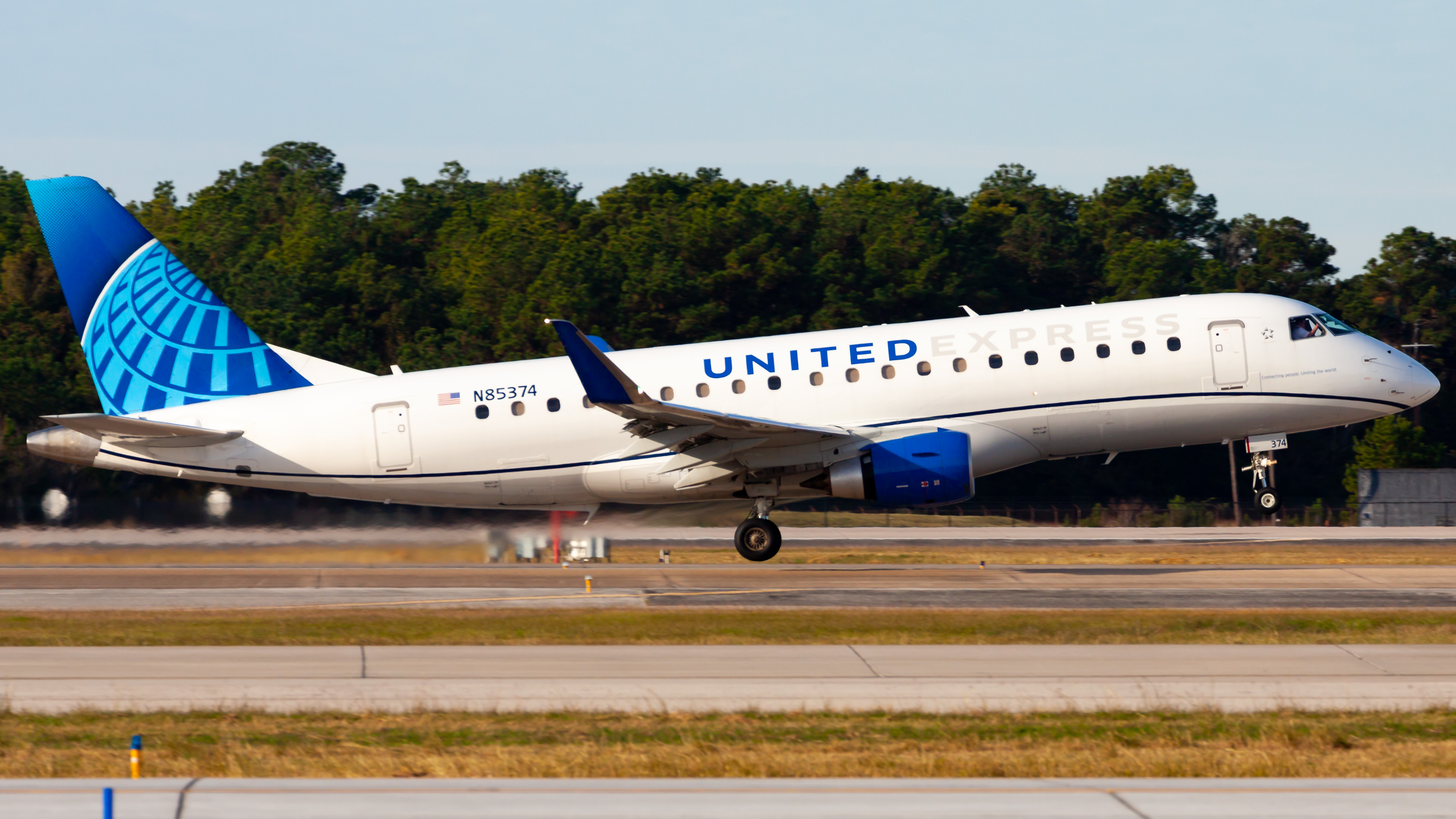 Full size: United Express Embraer E175 N85374 at Houston-George Bush Intercontinental Airport