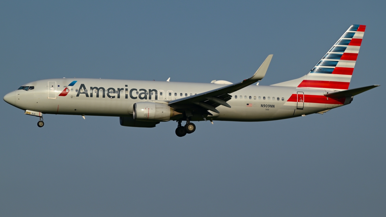 Full size: American Airlines Boeing 737-800 N909NN at Dallas-Fort Worth International Airport