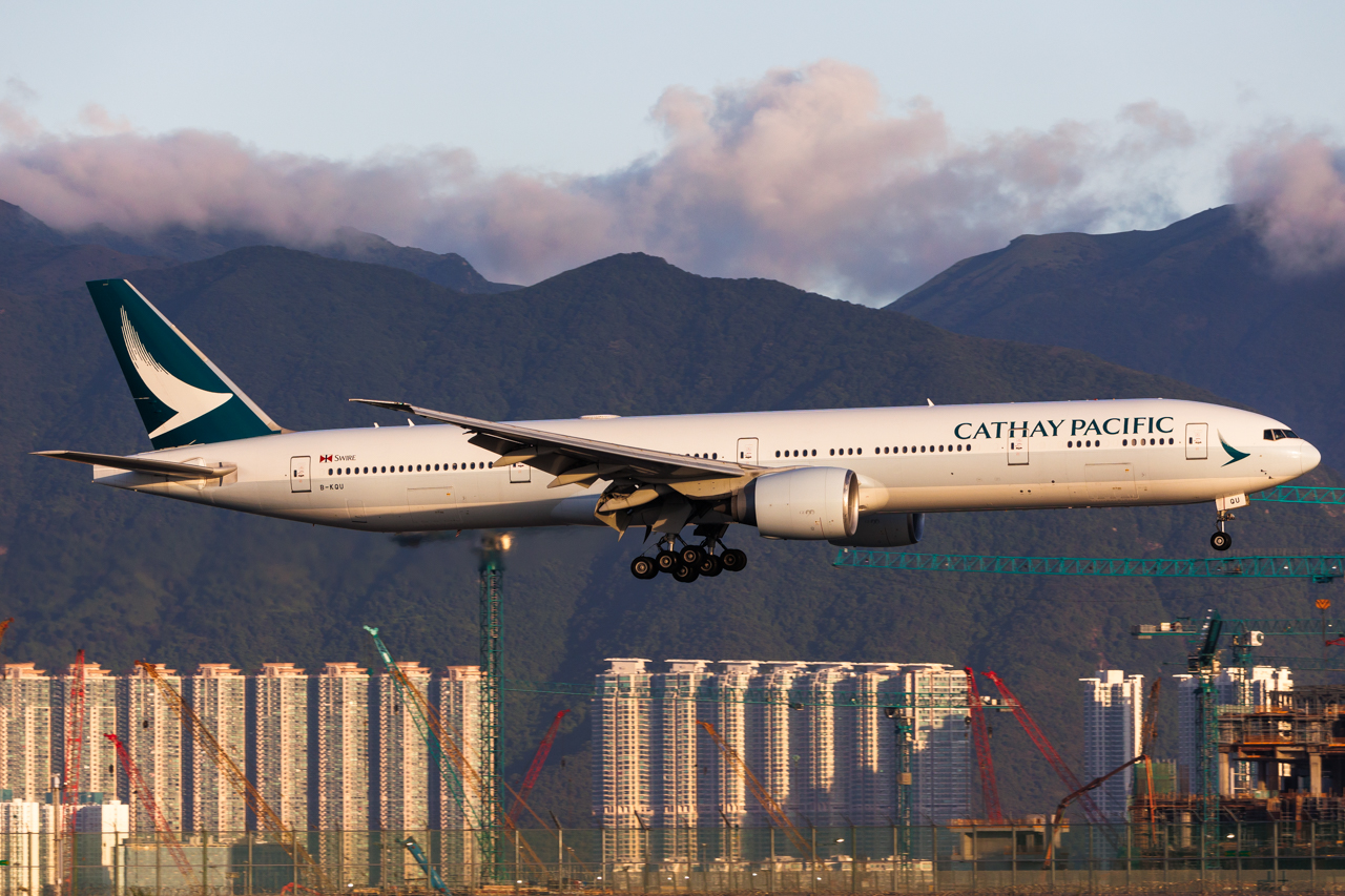 Full size: Cathay Pacific Boeing 777-300ER B-KQU at Hong Kong International Airport