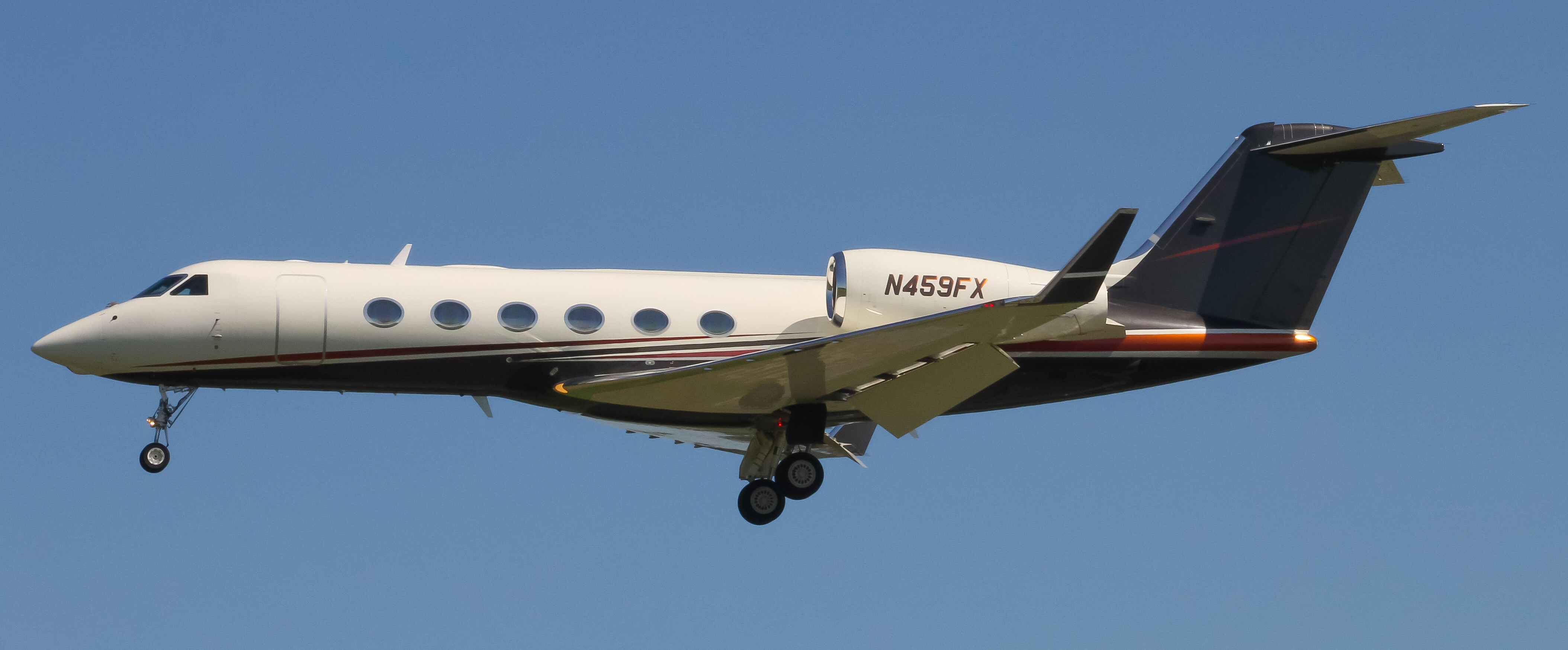 Full size: PRIVATE Gulfstream G450 N459FX at Lancaster Airport