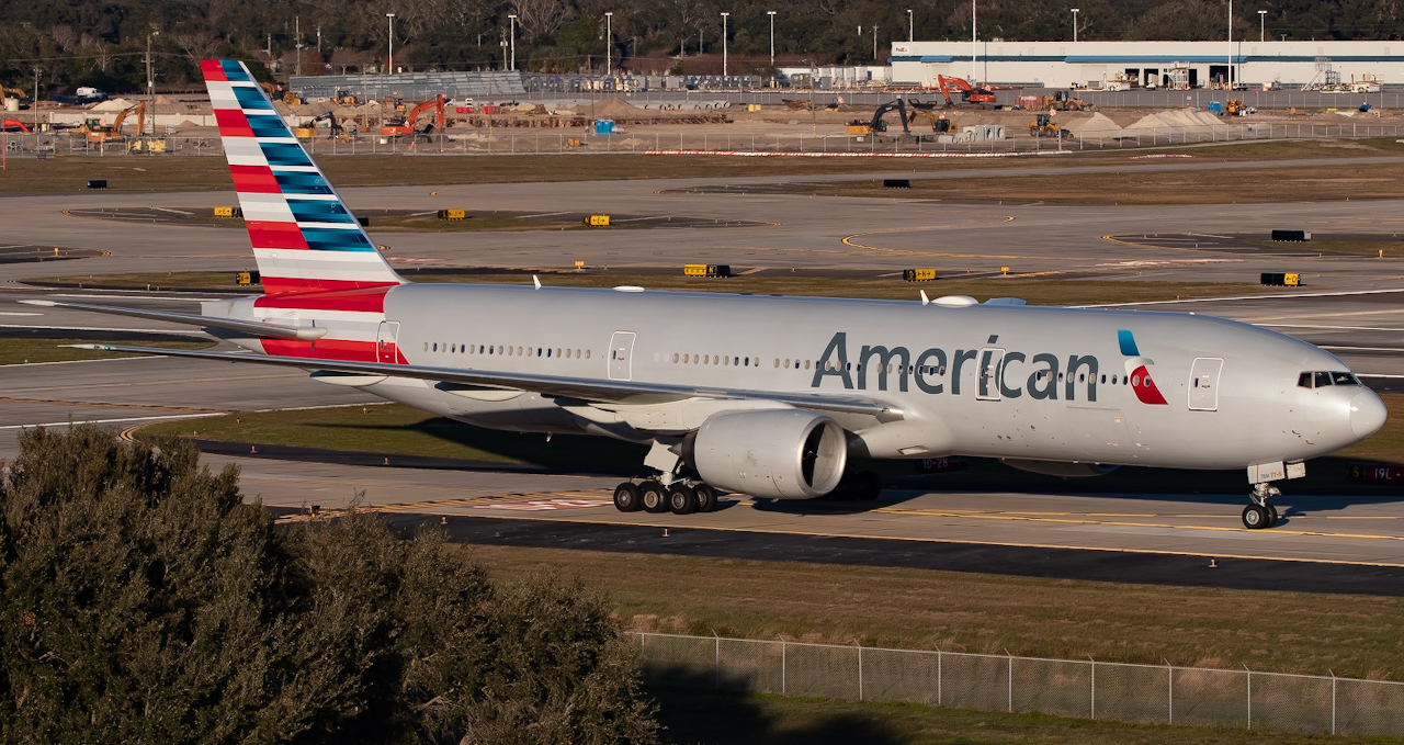 Full size: American Airlines Boeing 777-200ER N753AN at Tampa International Airport