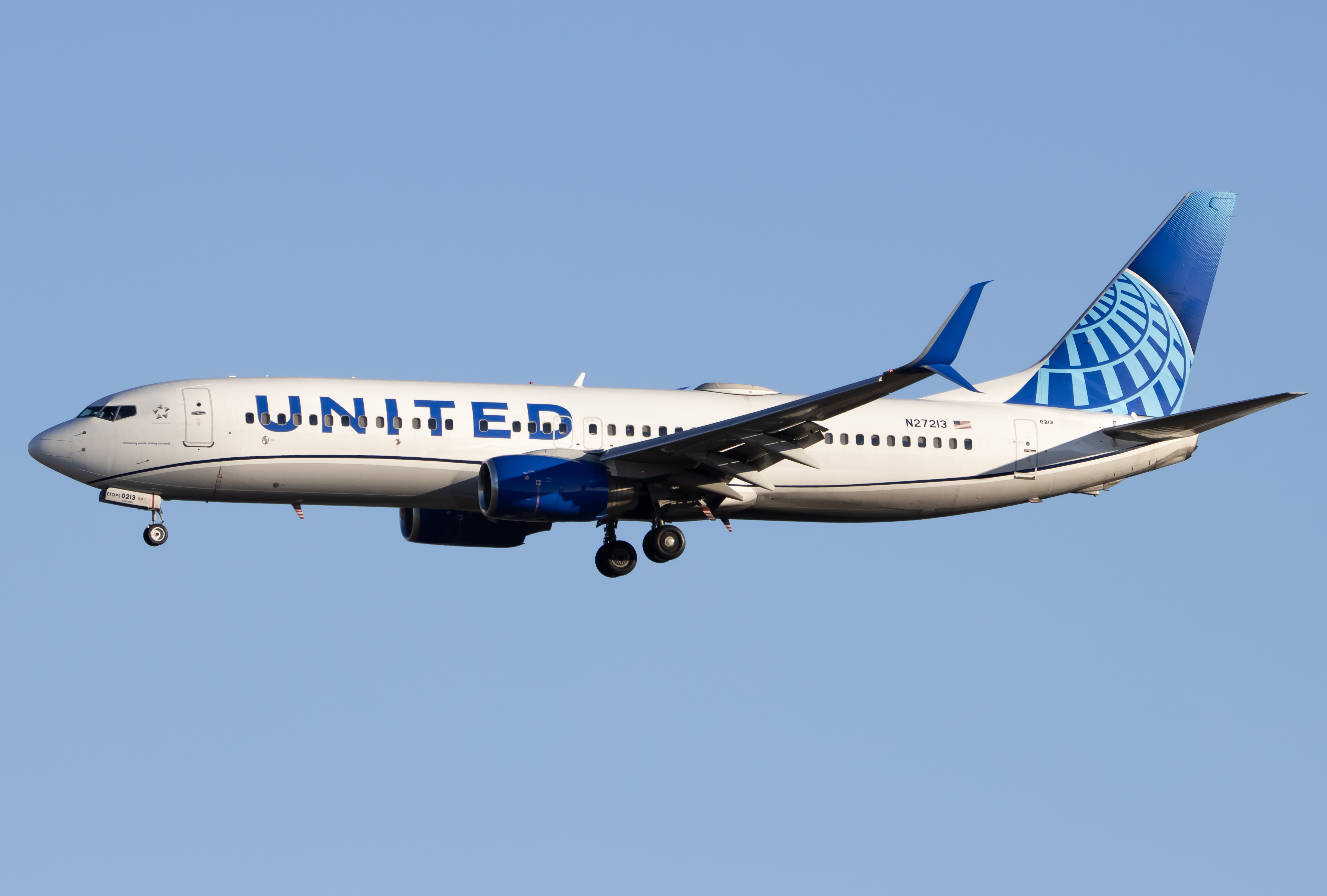 Full size: United Airlines Boeing 737-800 N27213 at Newark Liberty International Airport