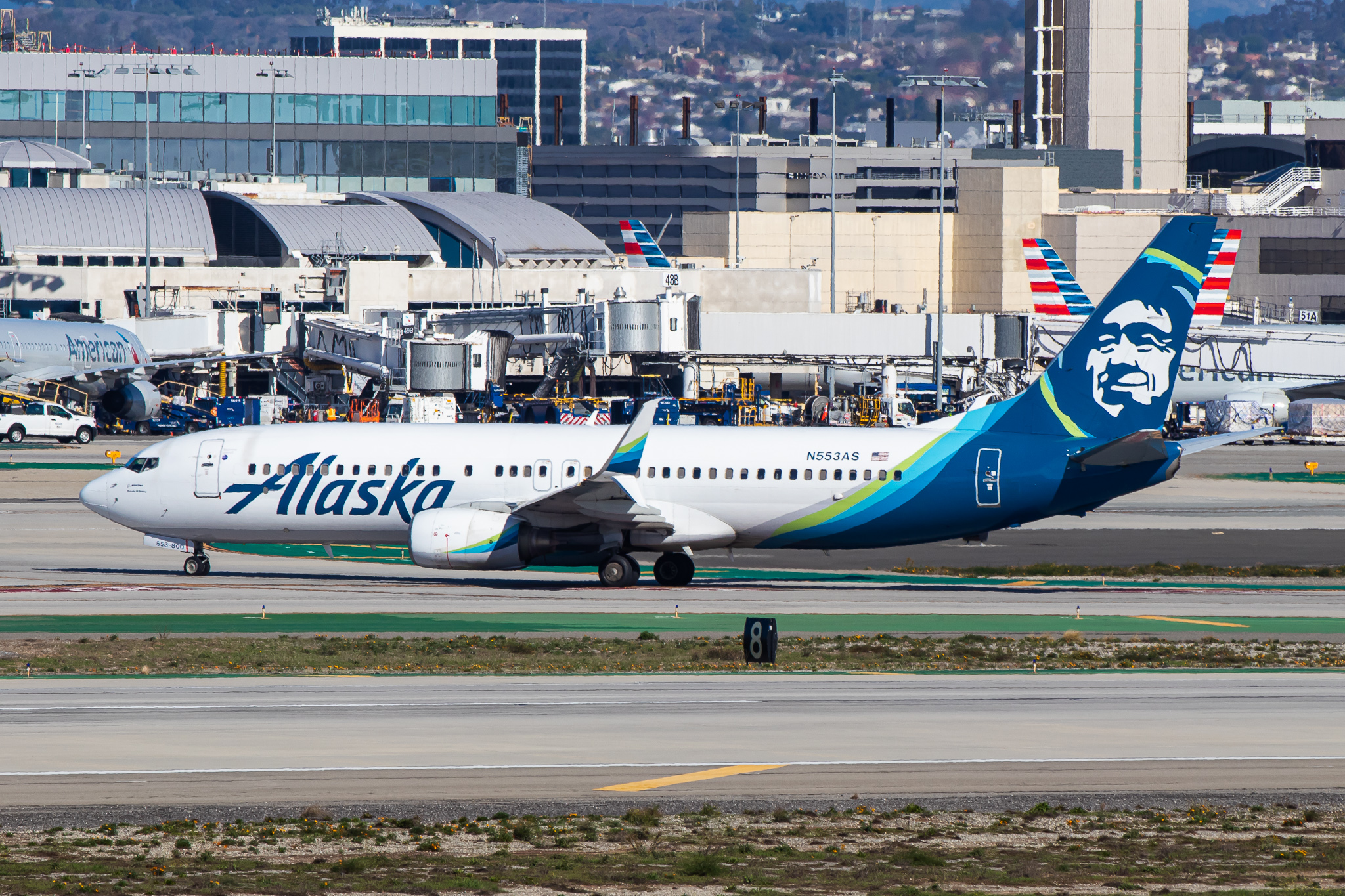 Full size: Alaska Airlines Boeing 737-800 N553AS at Los Angeles International Airport