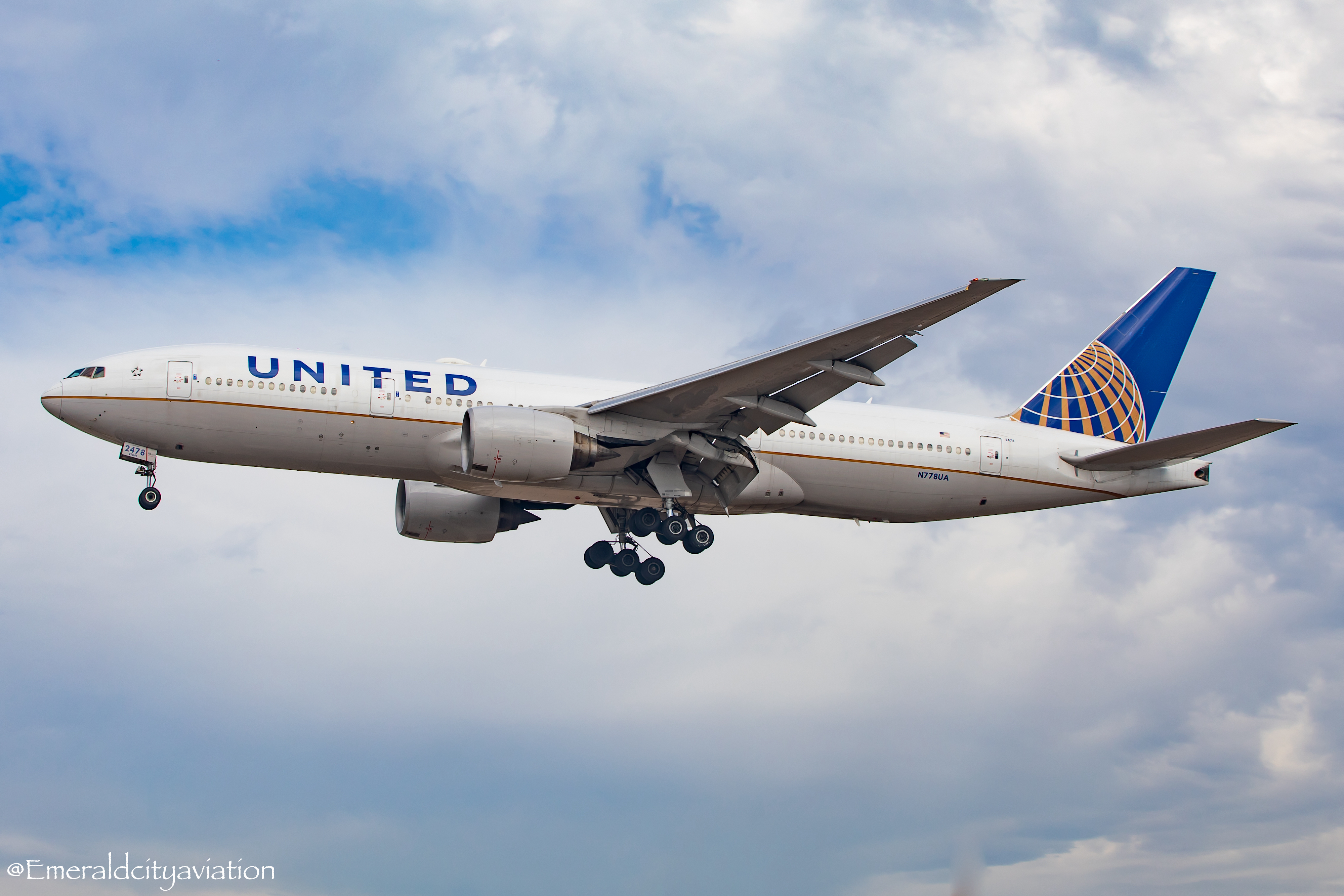 Full size: United Airlines Boeing 777-200 N778UA at Los Angeles International Airport