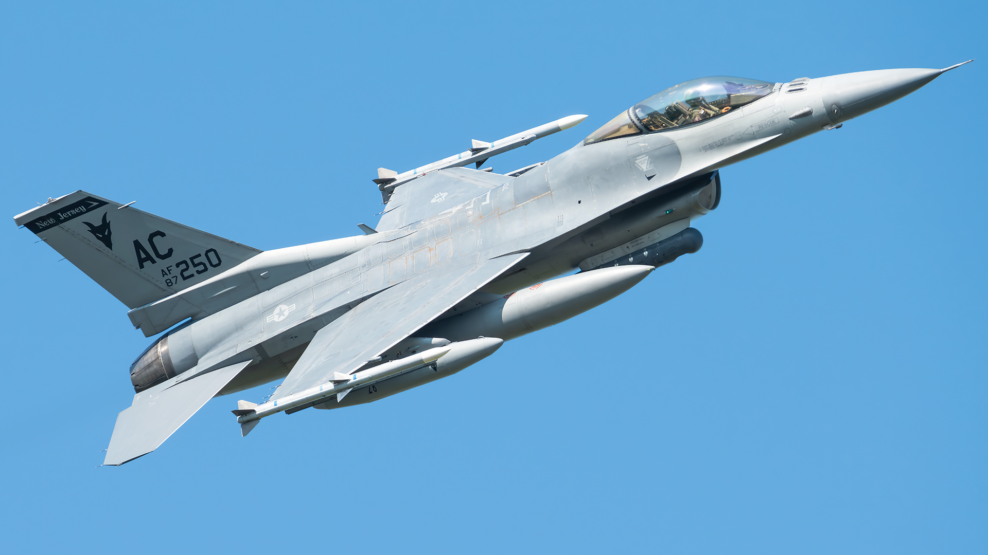 Full size: USAF - United States Air Force General Dynamics F-16 Fighting Falcon 87-0250 at Joint Base Andrews