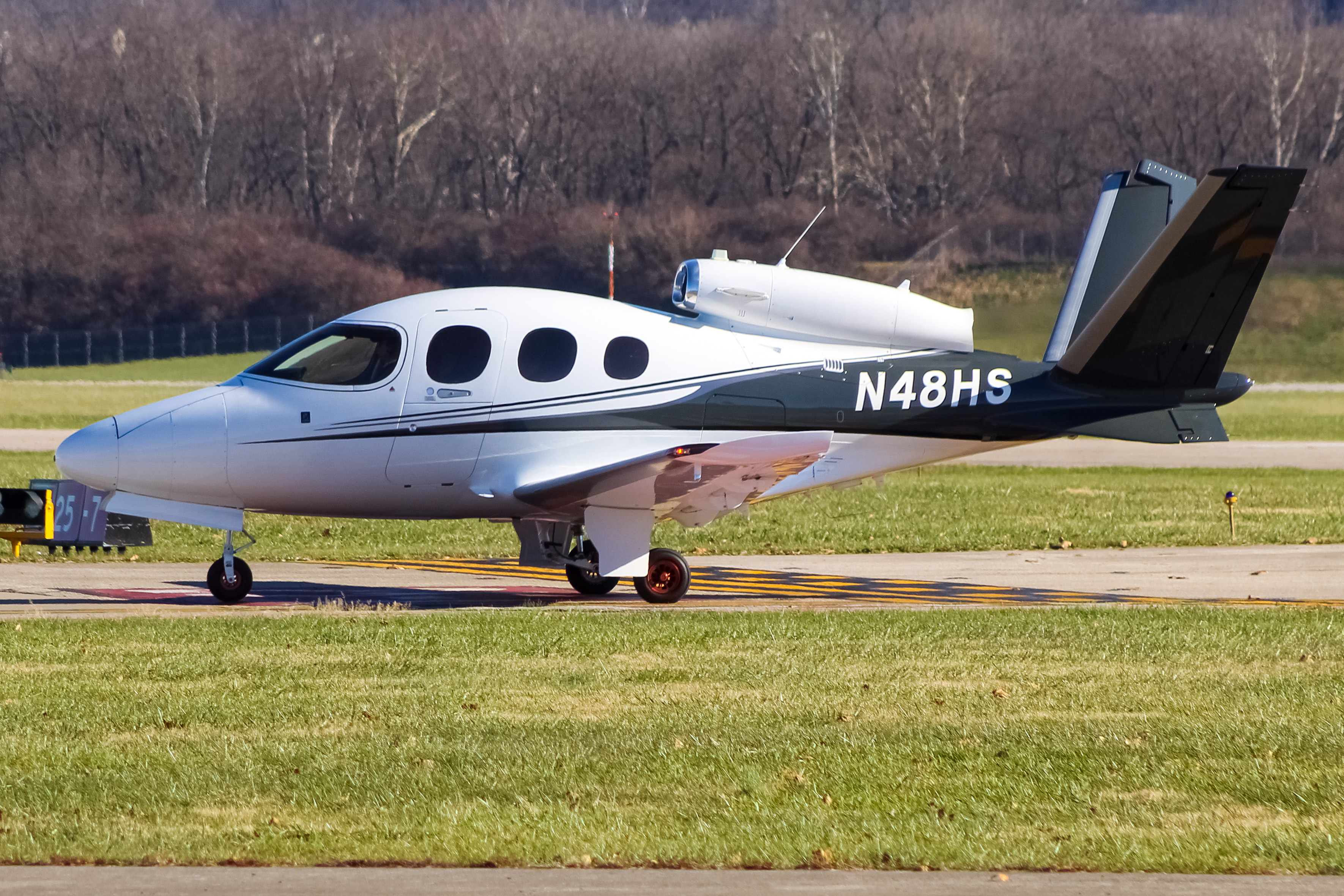 Full size: PRIVATE  Cirrus Vision Jet N48HS at Cincinnati Municipal Airport/Lunken Field