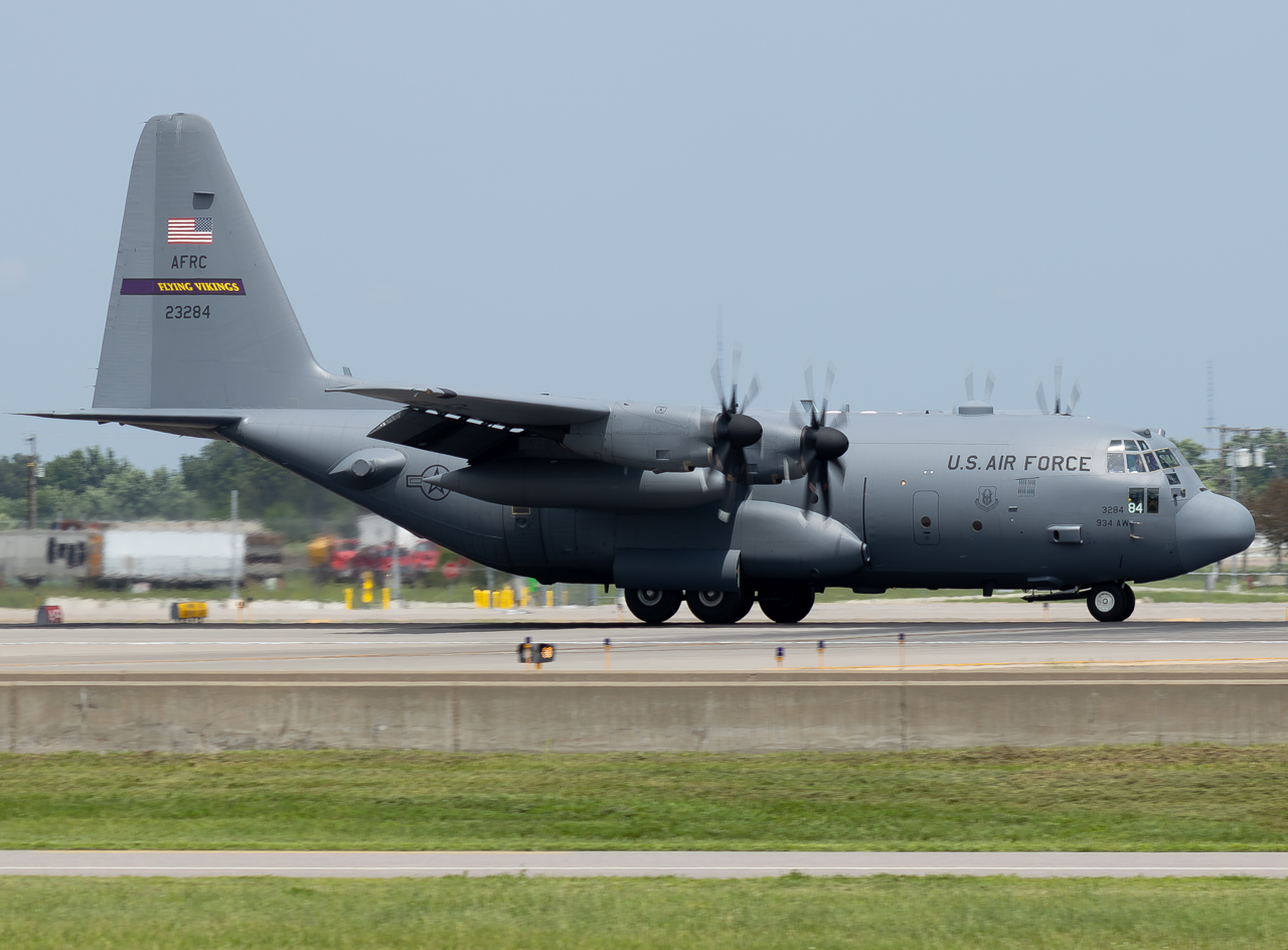 Full size: USAF - United States Air Force Lockheed C-130H Hercules 92-3284 at Minneapolis-St Paul International/Wold-Chamberlain Airport