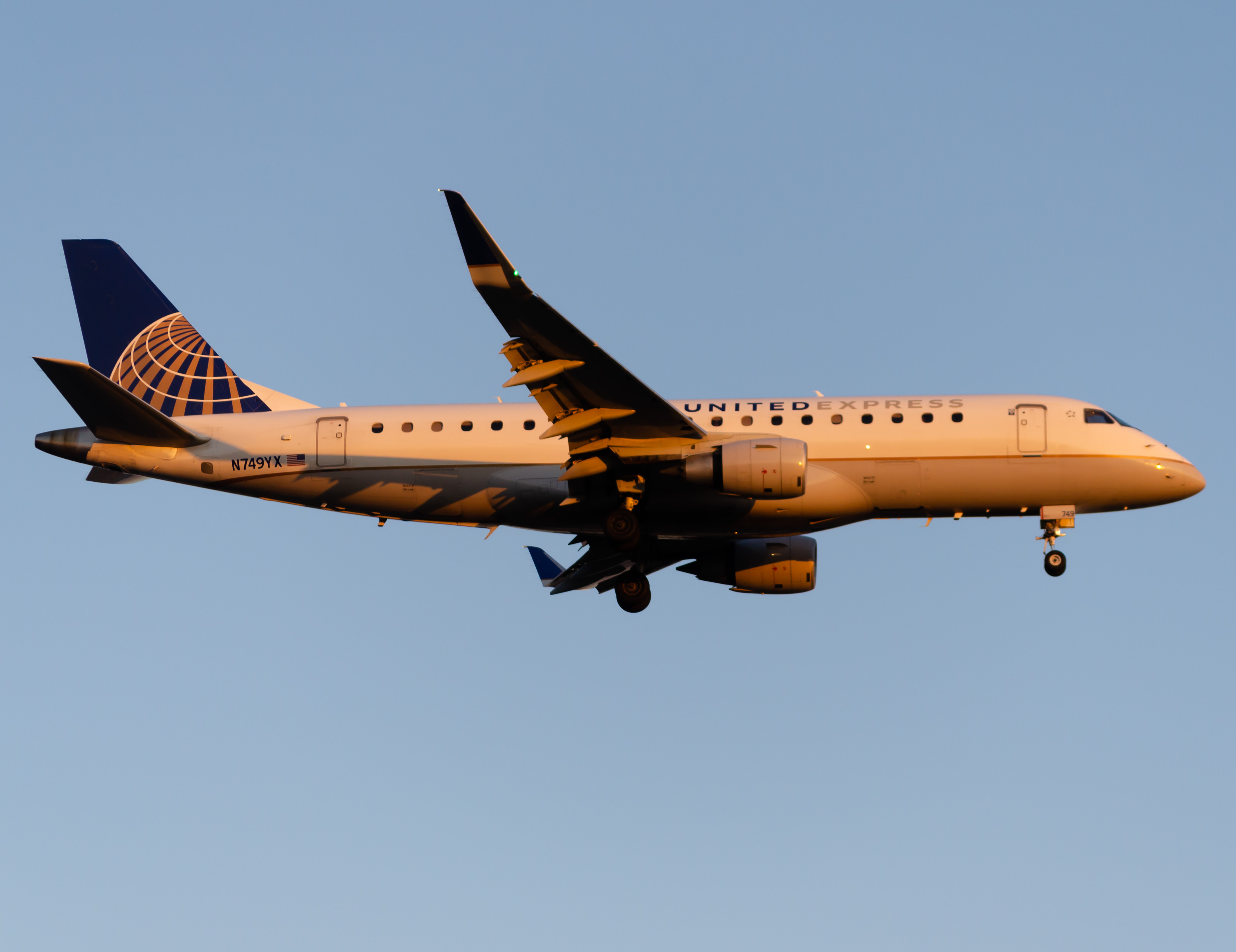 Full size: United Express Embraer E175 N749YX at Newark Liberty International Airport