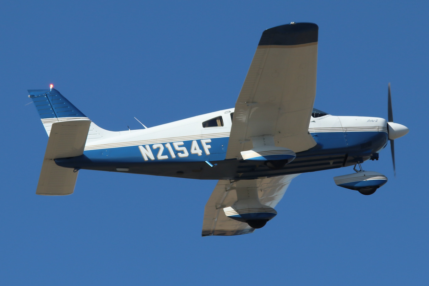 Full size: PRIVATE Piper 28 Archer N2154F at York Airport