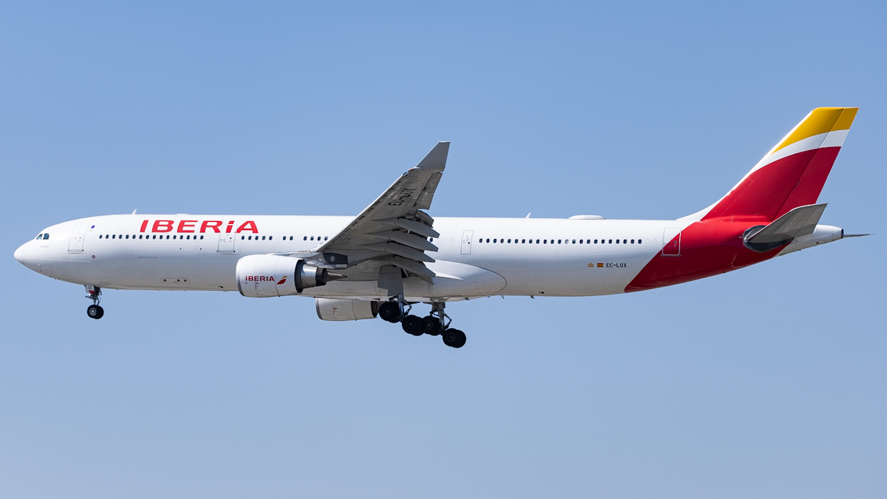 Full size: Iberia Airbus A330-300 EC-LUX at Miami International Airport