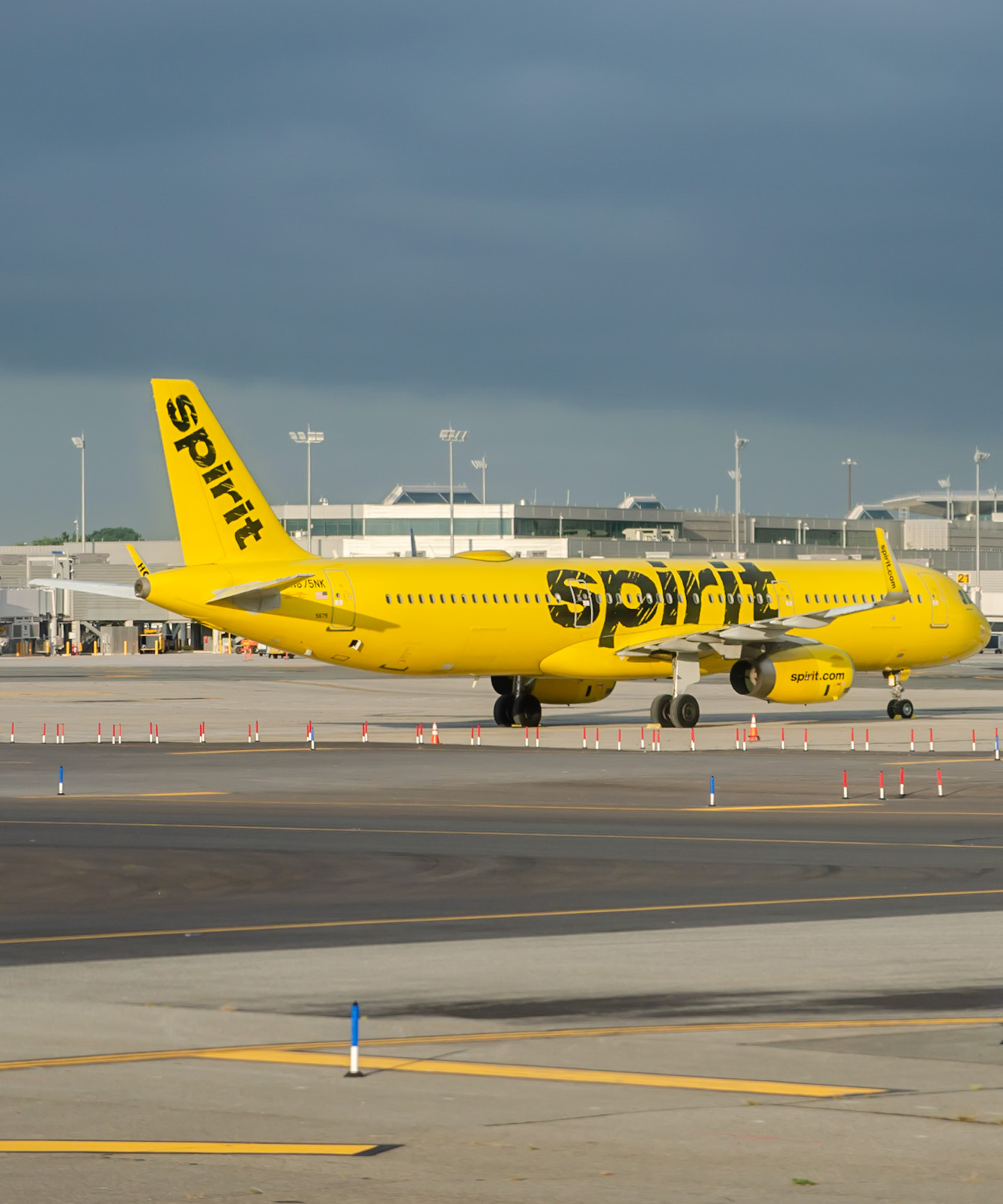 Full size: Spirit Airlines Airbus A321-200 N675NK at Newark Liberty International Airport