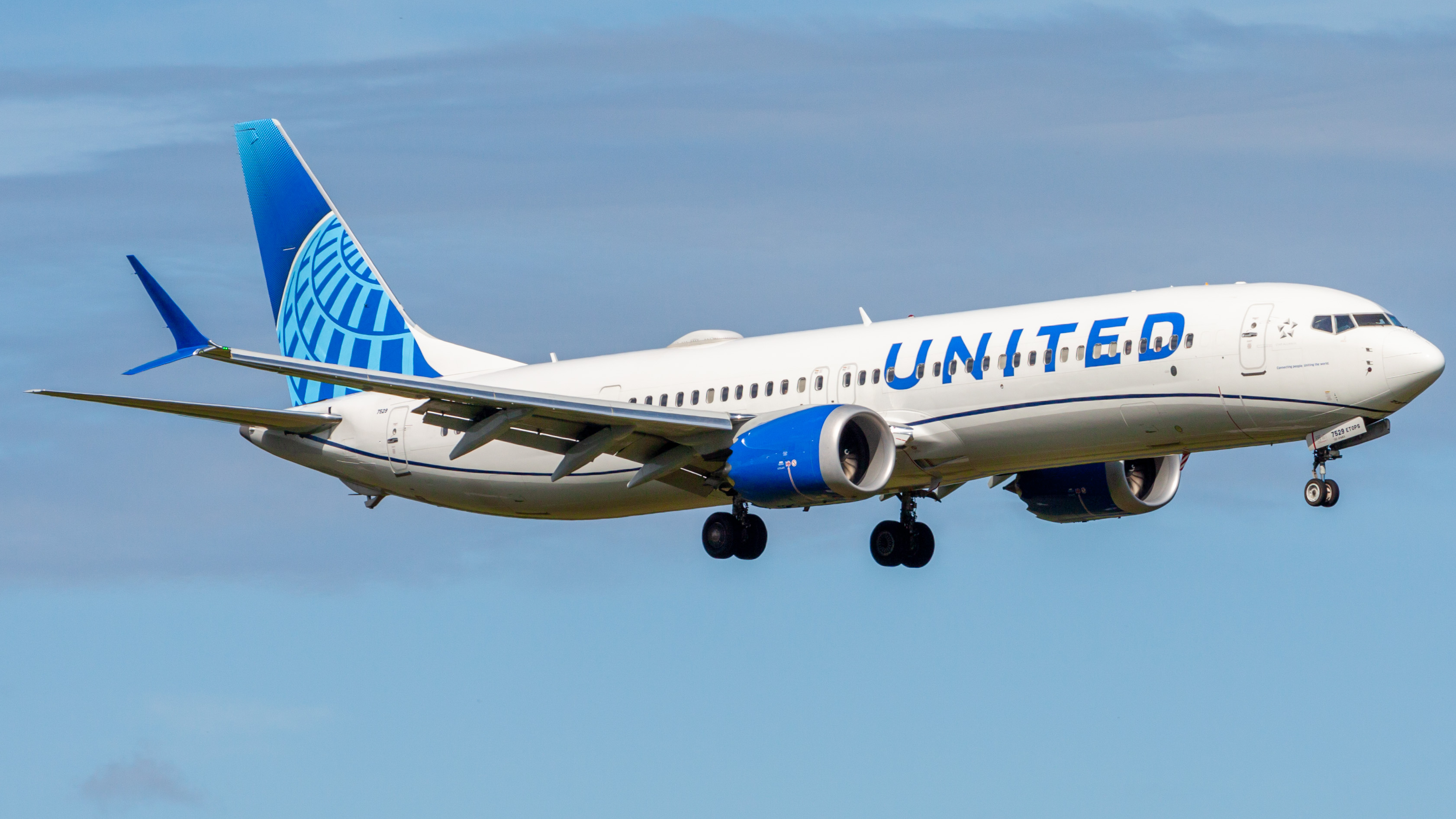 Full size: United Airlines Boeing 737 MAX 9 N17529 at Orlando International Airport