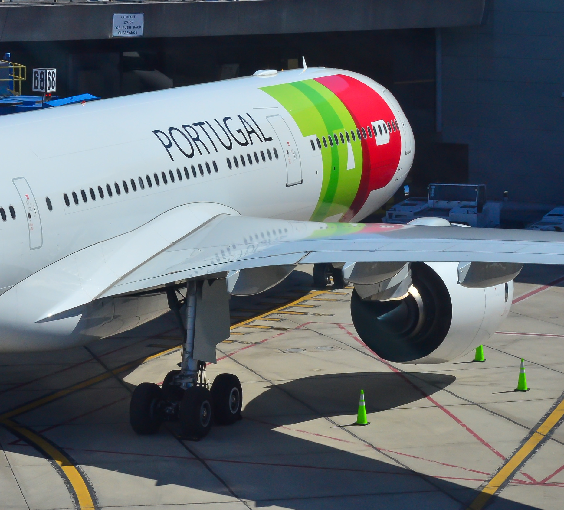 Full size: TAP Air Portugal Airbus A330-200 CS-TOO at Newark Liberty International Airport