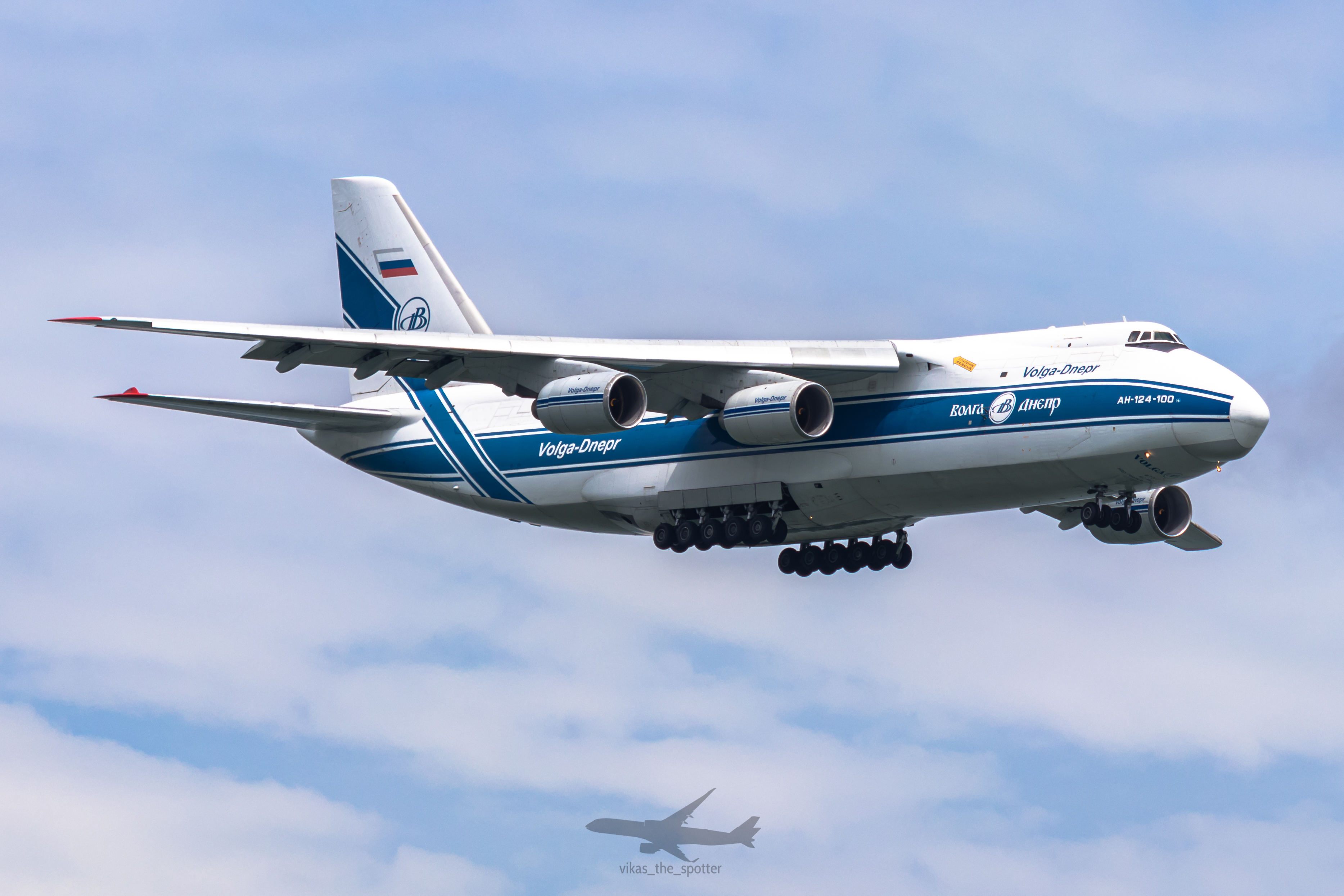 Full size: Volga-Dnepr Airlines Antonov An-124 RA-82044 at Singapore-Changi Airport