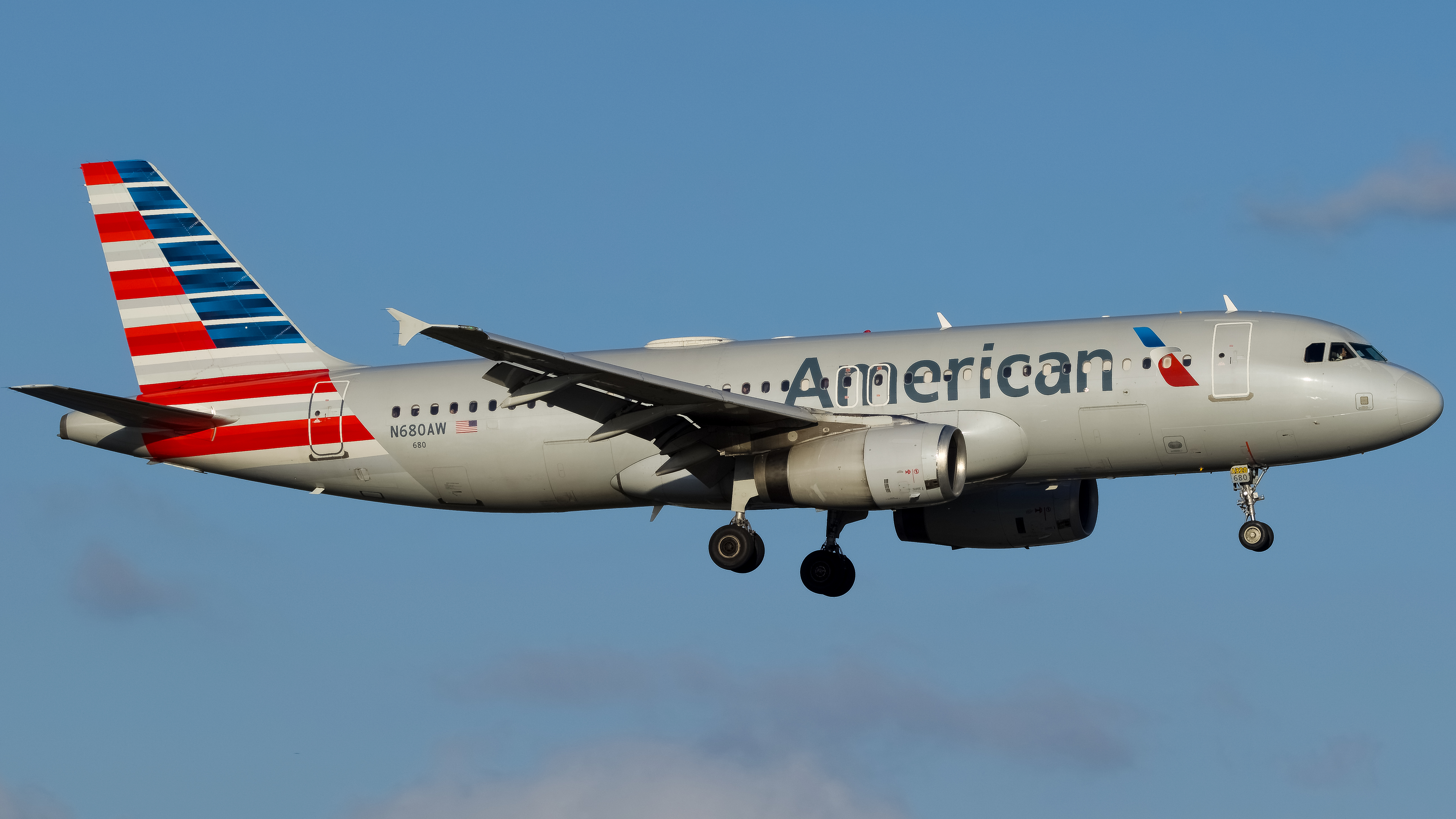 Full size: American Airlines Airbus A320 N680AW at Orlando International Airport