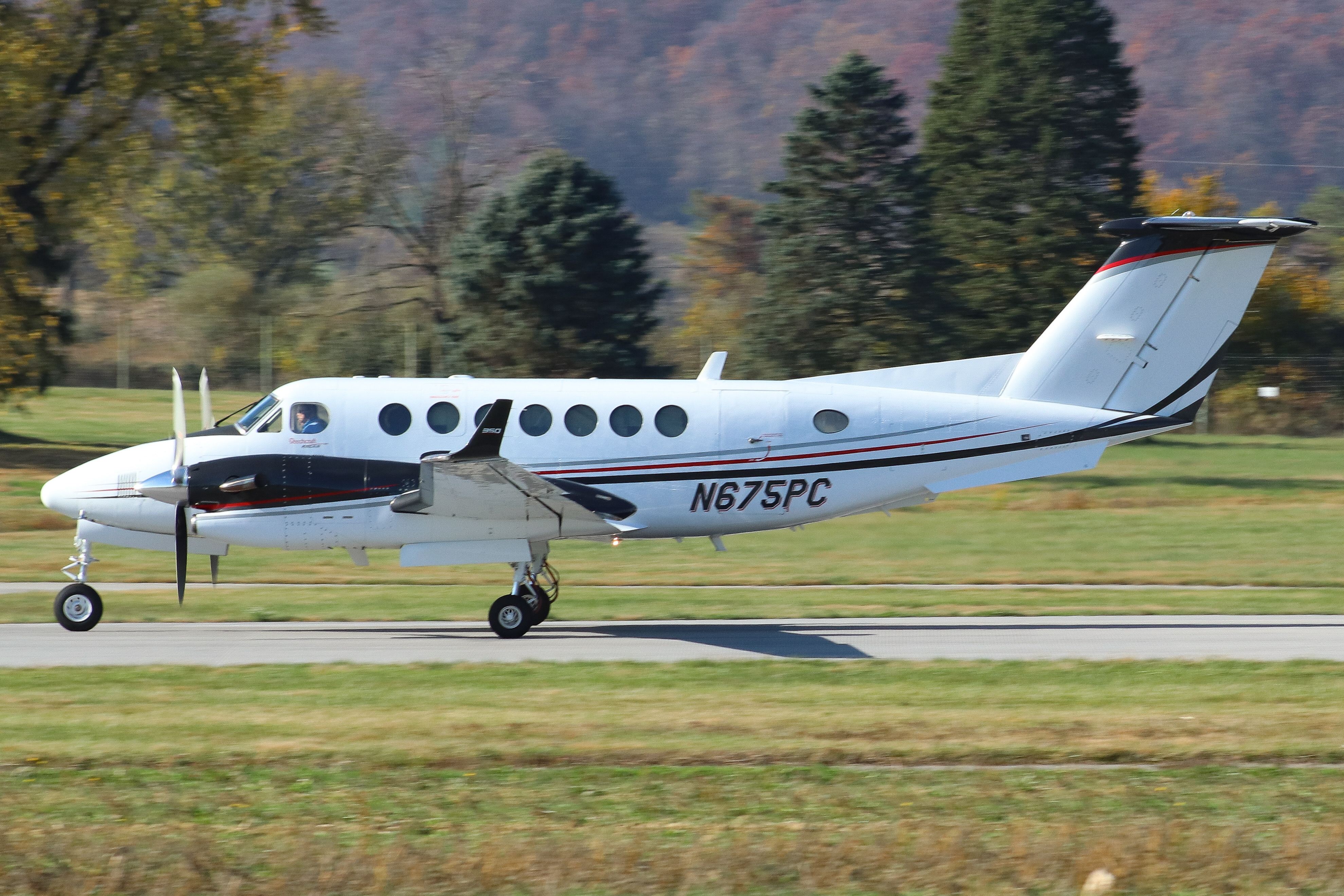 Full size: PRIVATE Beechcraft King Air 350 N675PC at York Airport