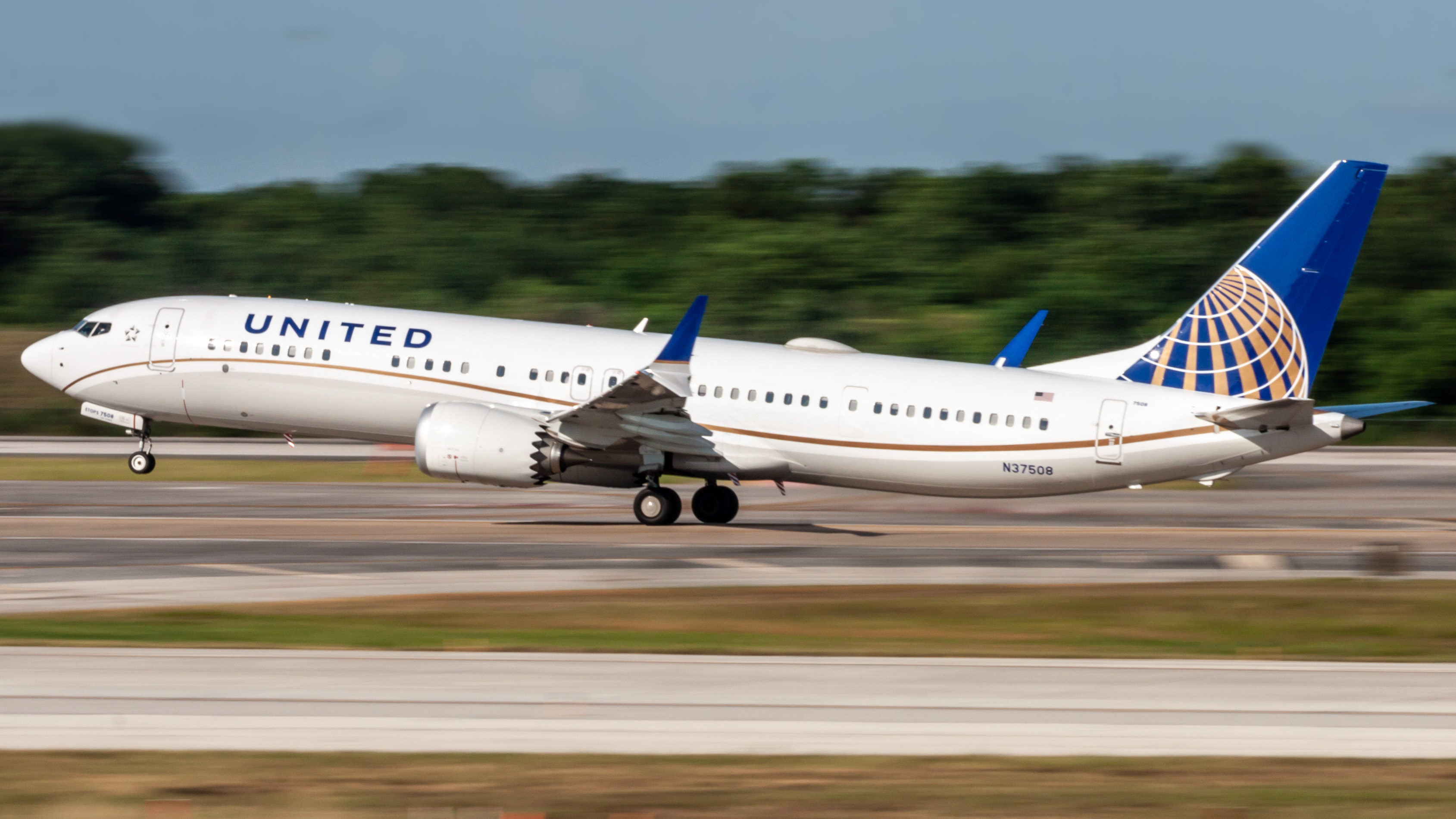 Full size: United Airlines Boeing 737 MAX 9 N37508 at Houston-George Bush Intercontinental Airport