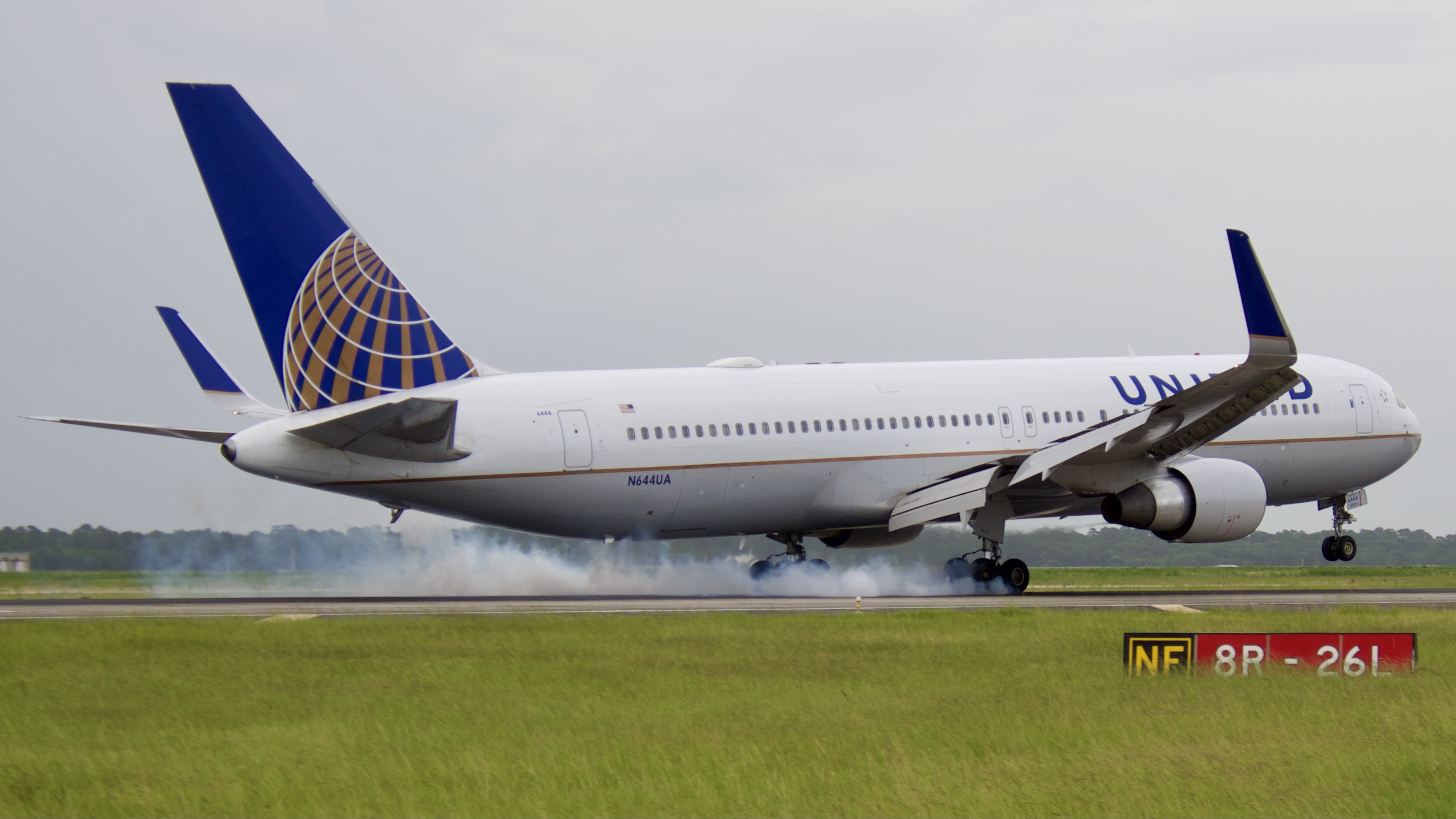 Full size: United Airlines Boeing 767-300ER N644UA at Houston-George Bush Intercontinental Airport