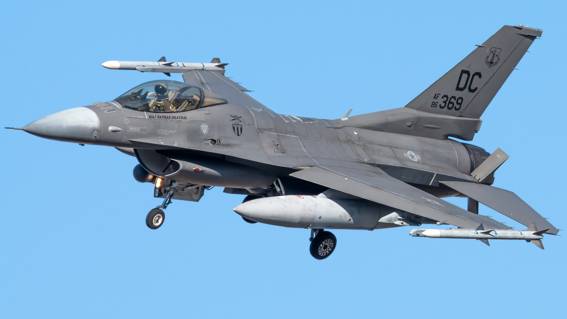Full size: USAF - United States Air Force General Dynamics F-16 Fighting Falcon 86-0369 at Joint Base Andrews