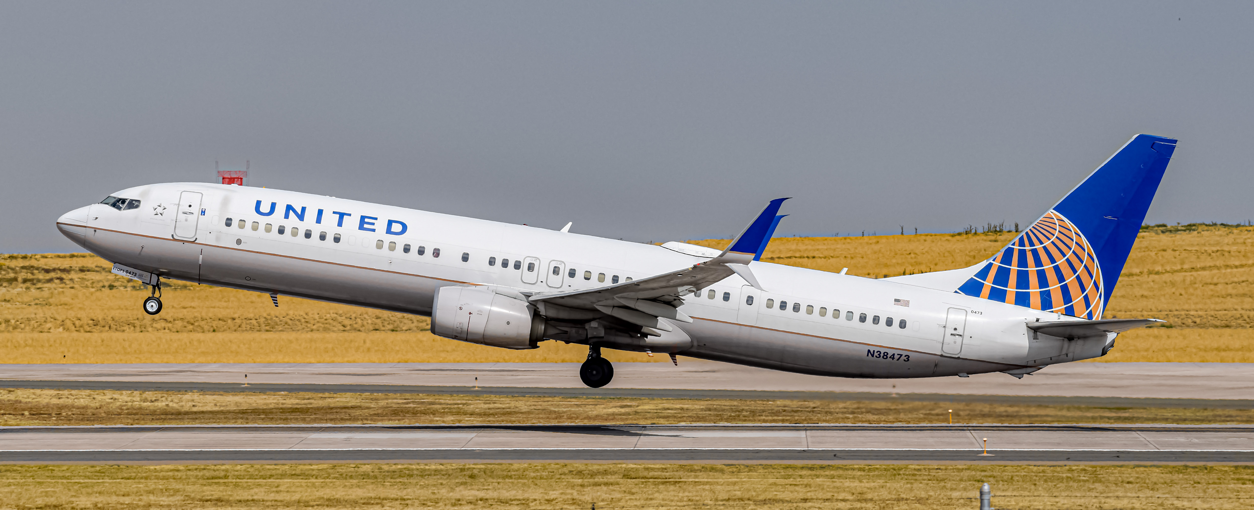 Full size: United Airlines Boeing 737-900ER N38473 at Denver International Airport