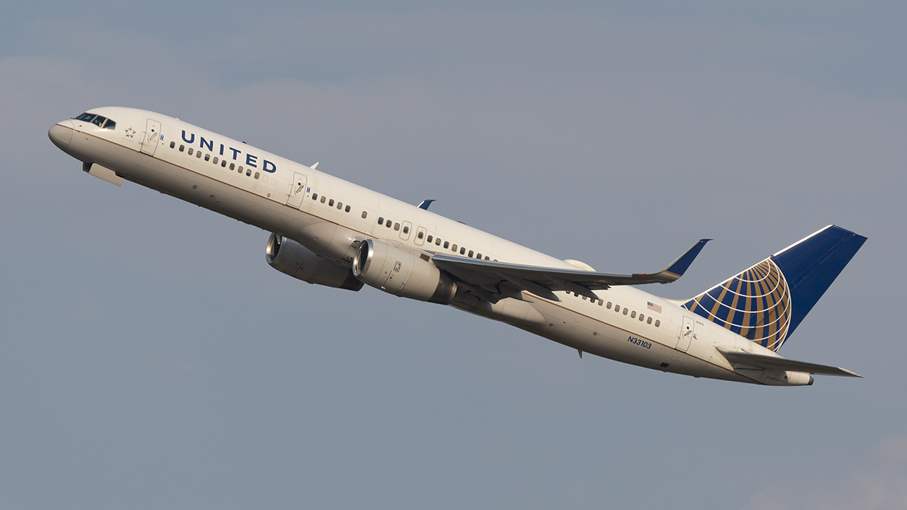 Full size: United Airlines Boeing 757-200 N33103 at Washington Dulles International Airport