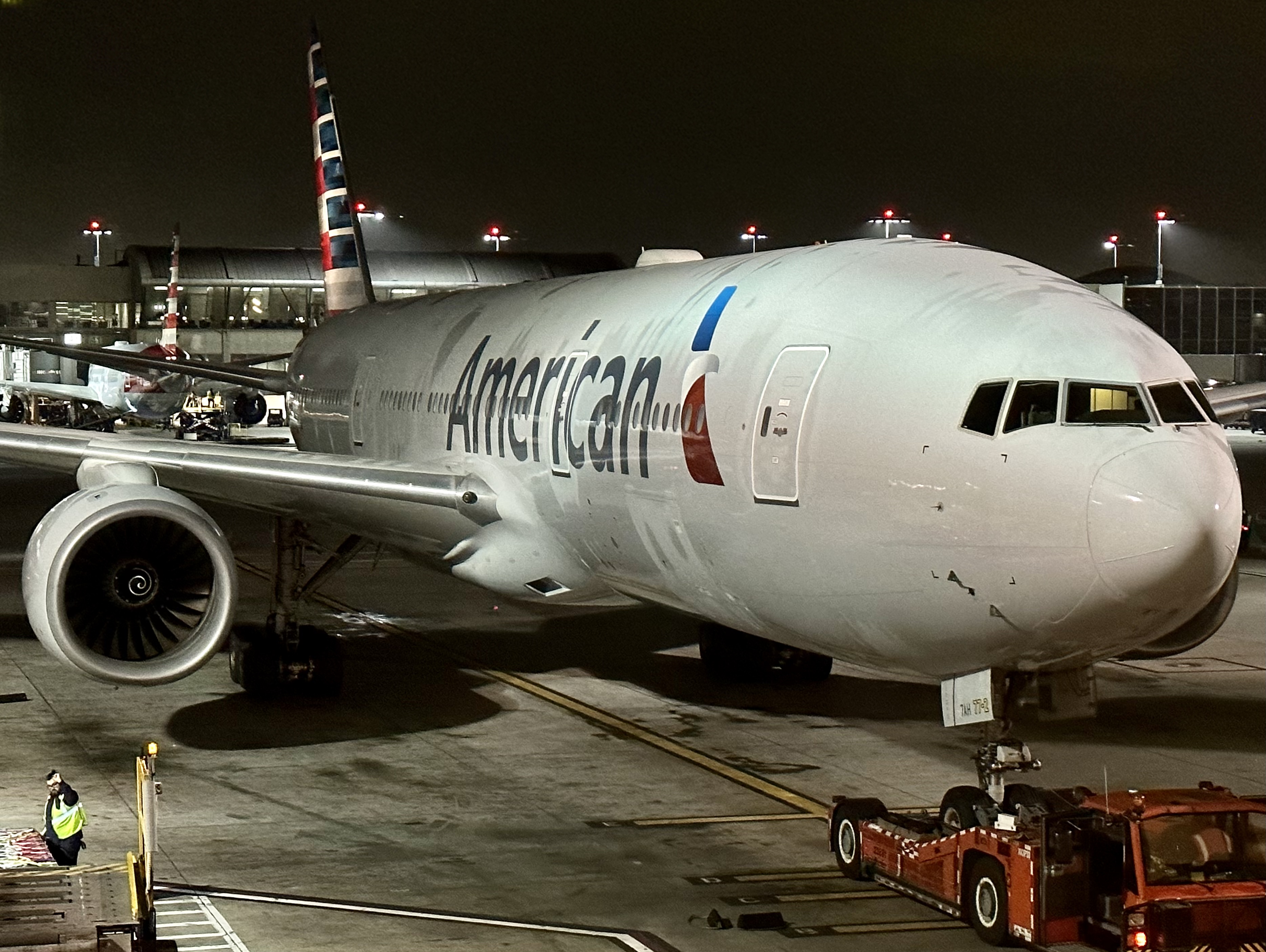Full size: American Airlines Boeing 777-200ER N777AN at Los Angeles International Airport