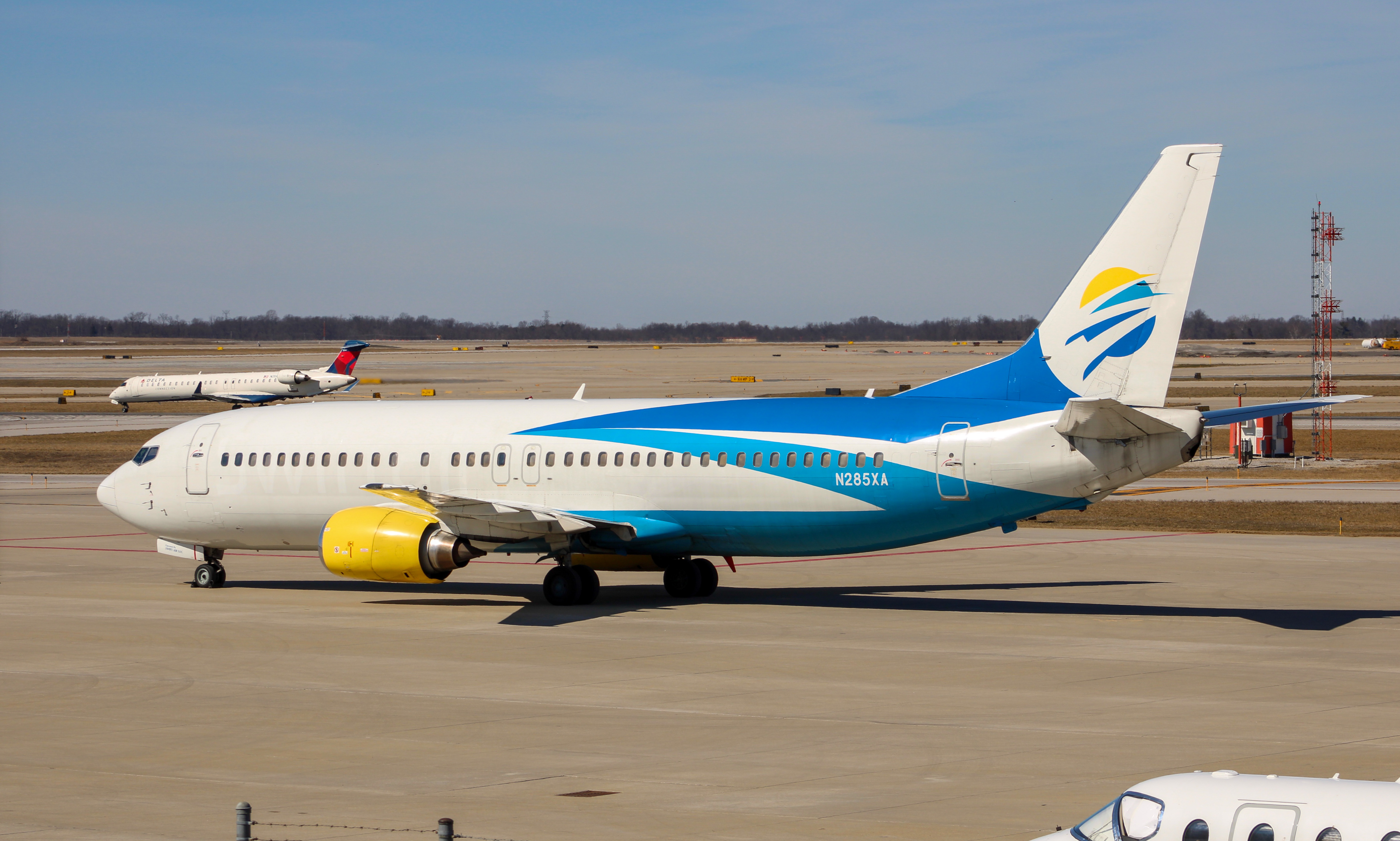 Full size: Swift Air Boeing 737-400 N285XA at Cincinnati/Northern Kentucky International Airport