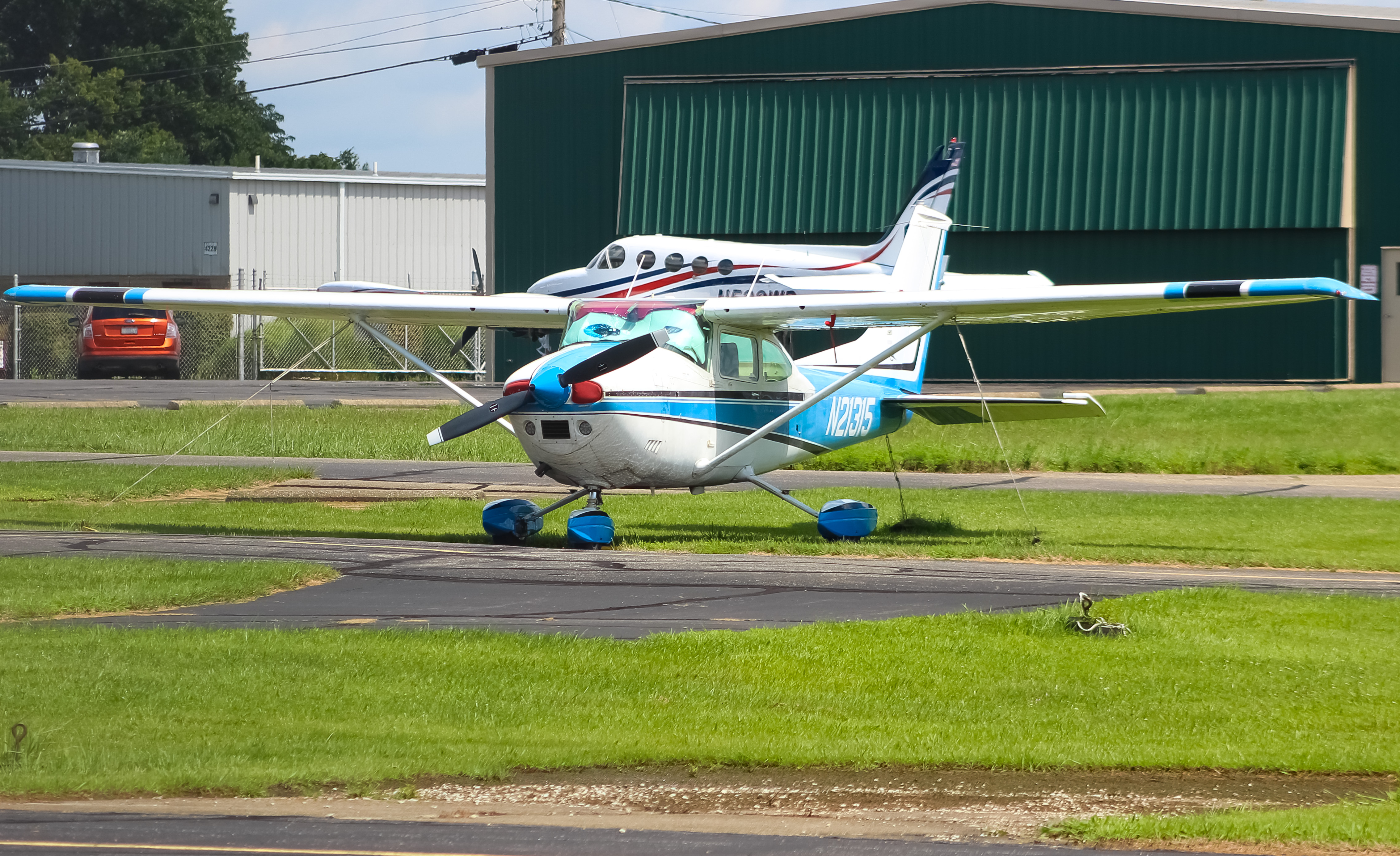 Full size: PRIVATE  Cessna 182 Skylane N21315 at Clermont County Airport