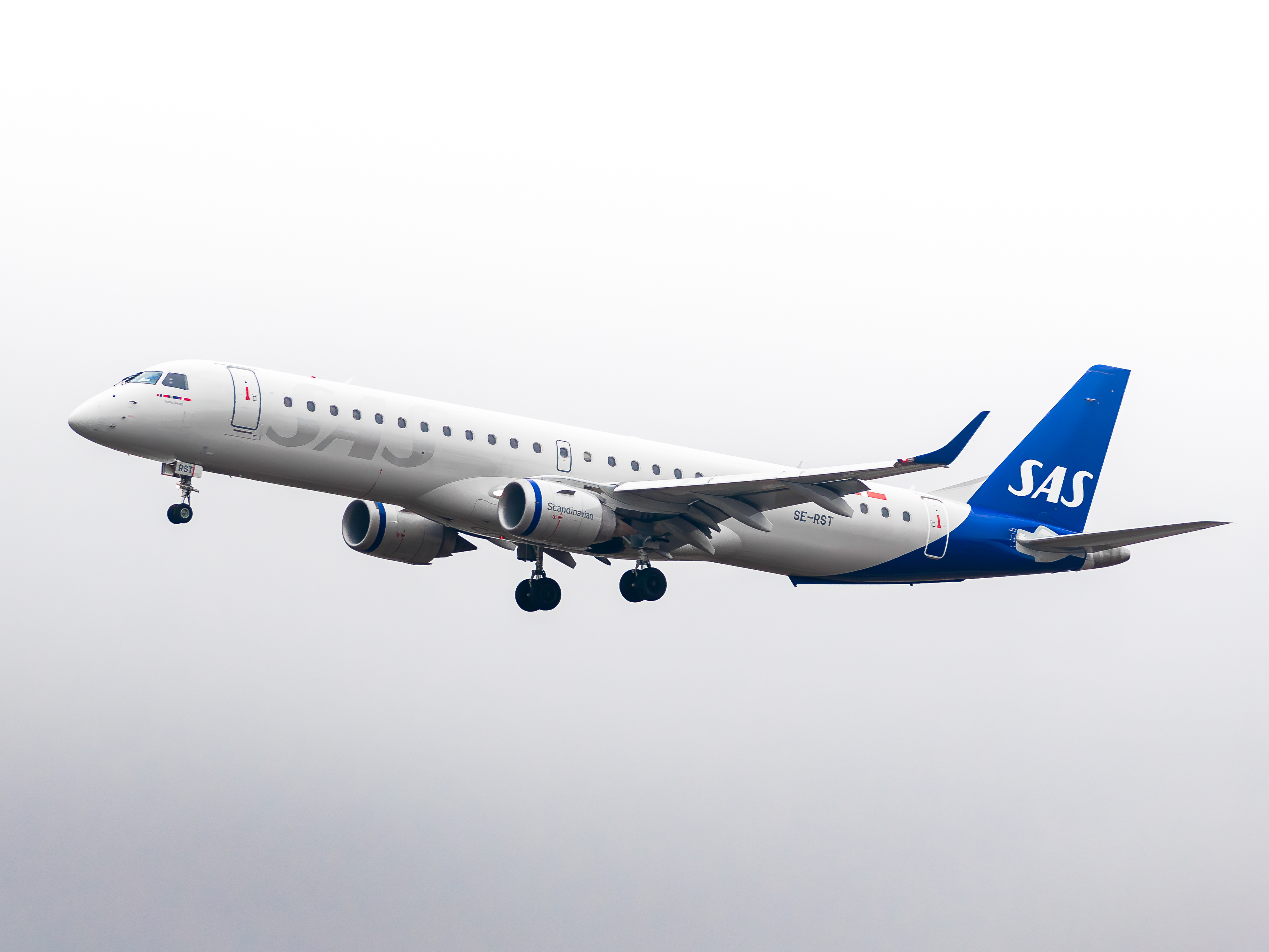 Full size: Scandinavian Airlines Embraer E195 SE-RST at Copenhagen Airport