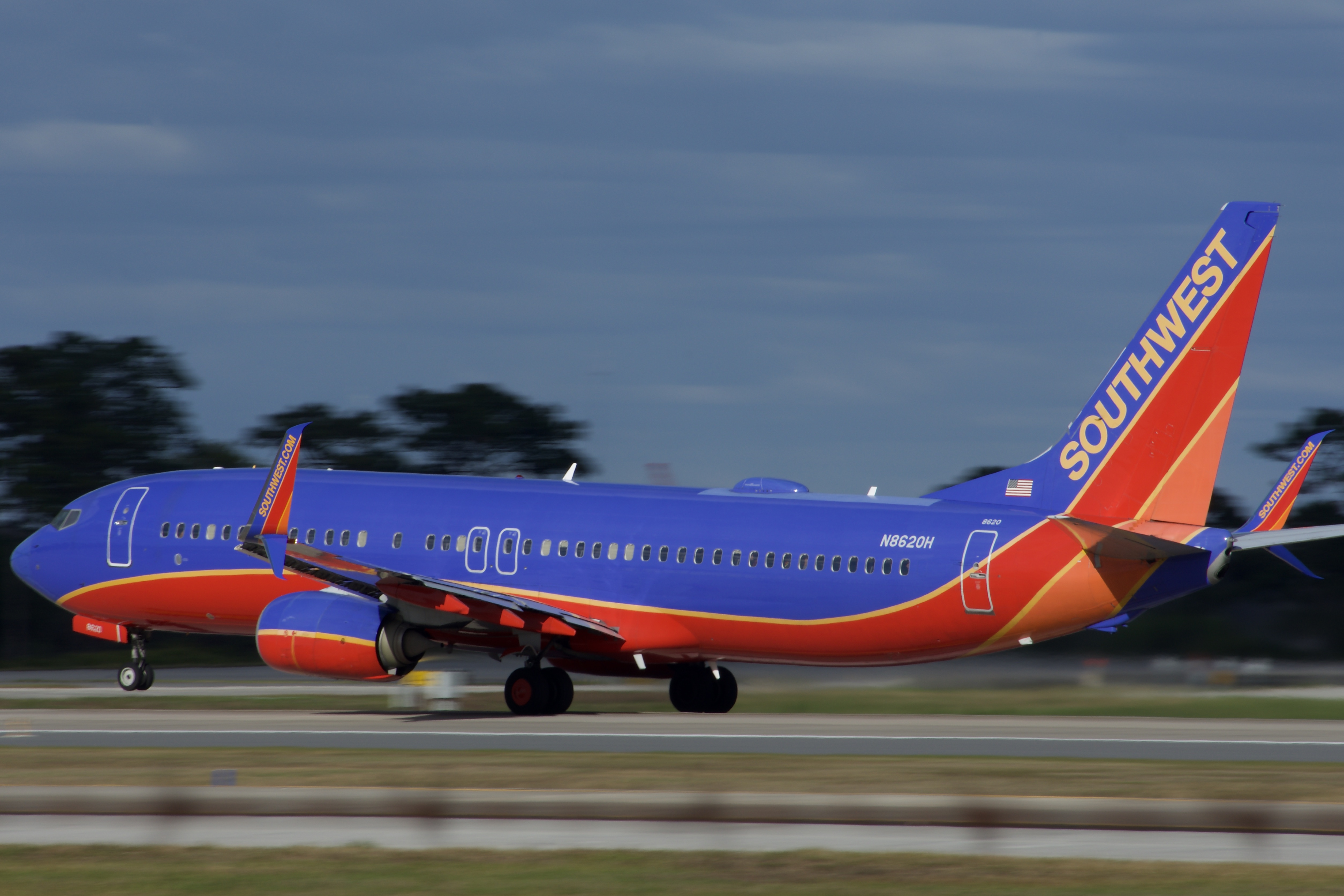 Full size: Southwest Airlines Boeing 737-800 N8620H at Orlando International Airport