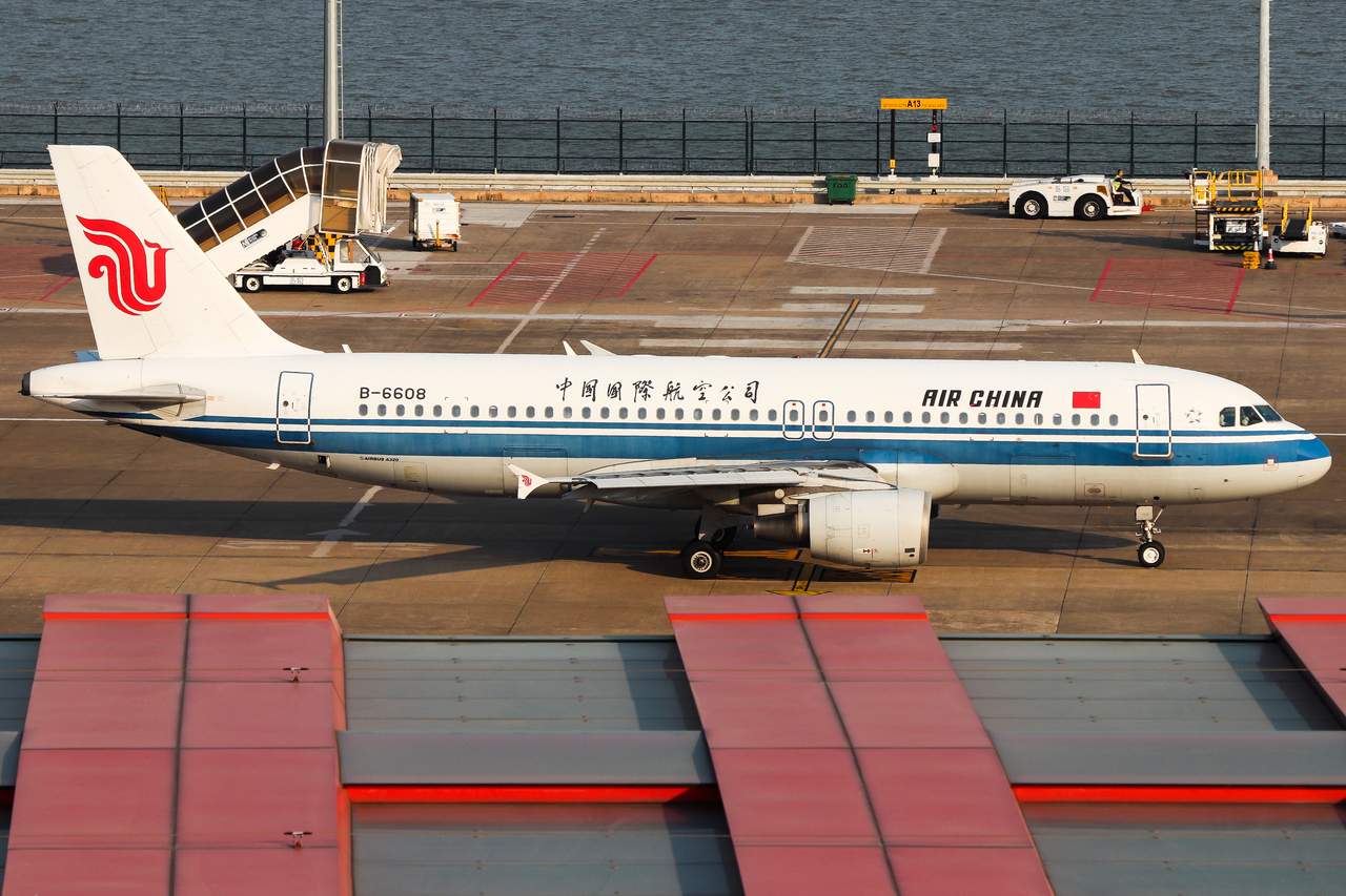 Full size: Air China Airbus A320 B-6608 at Macau International Airport
