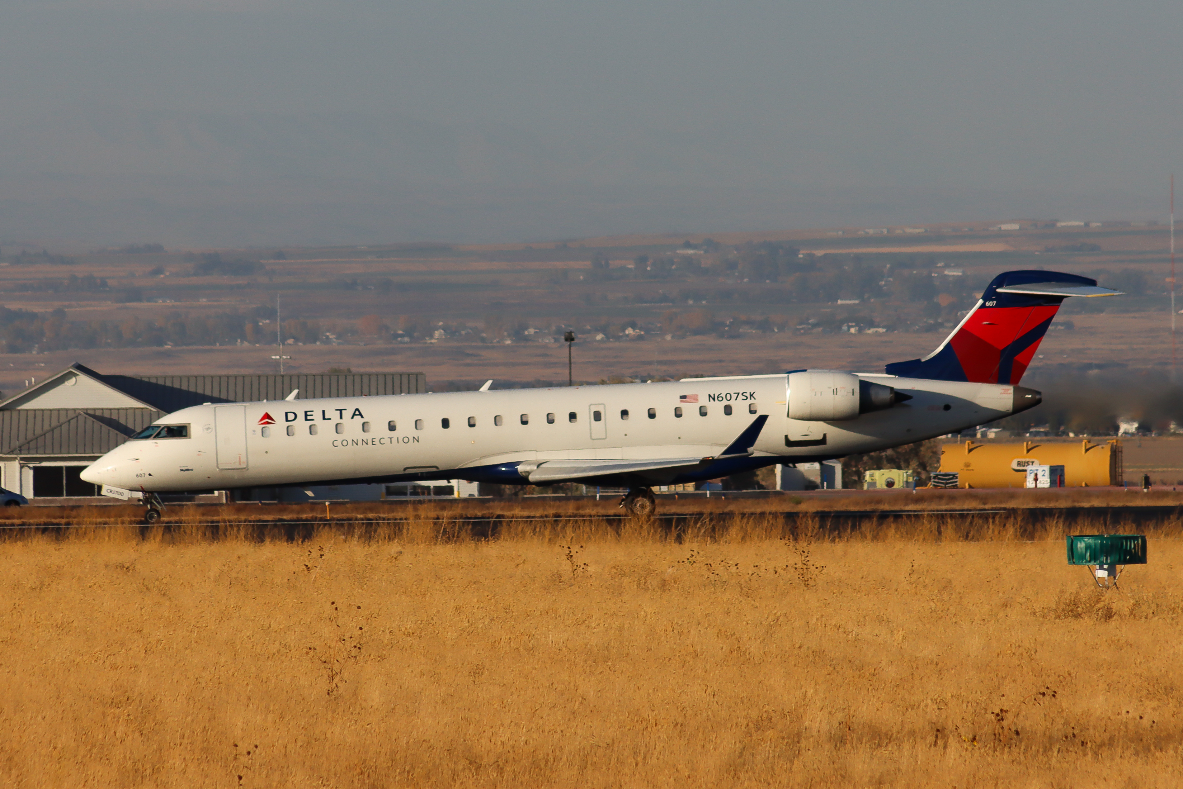 Full size: Delta Connection Mitsubishi CRJ-700 N607SK at Twin Falls Magic Valley Regional Airport