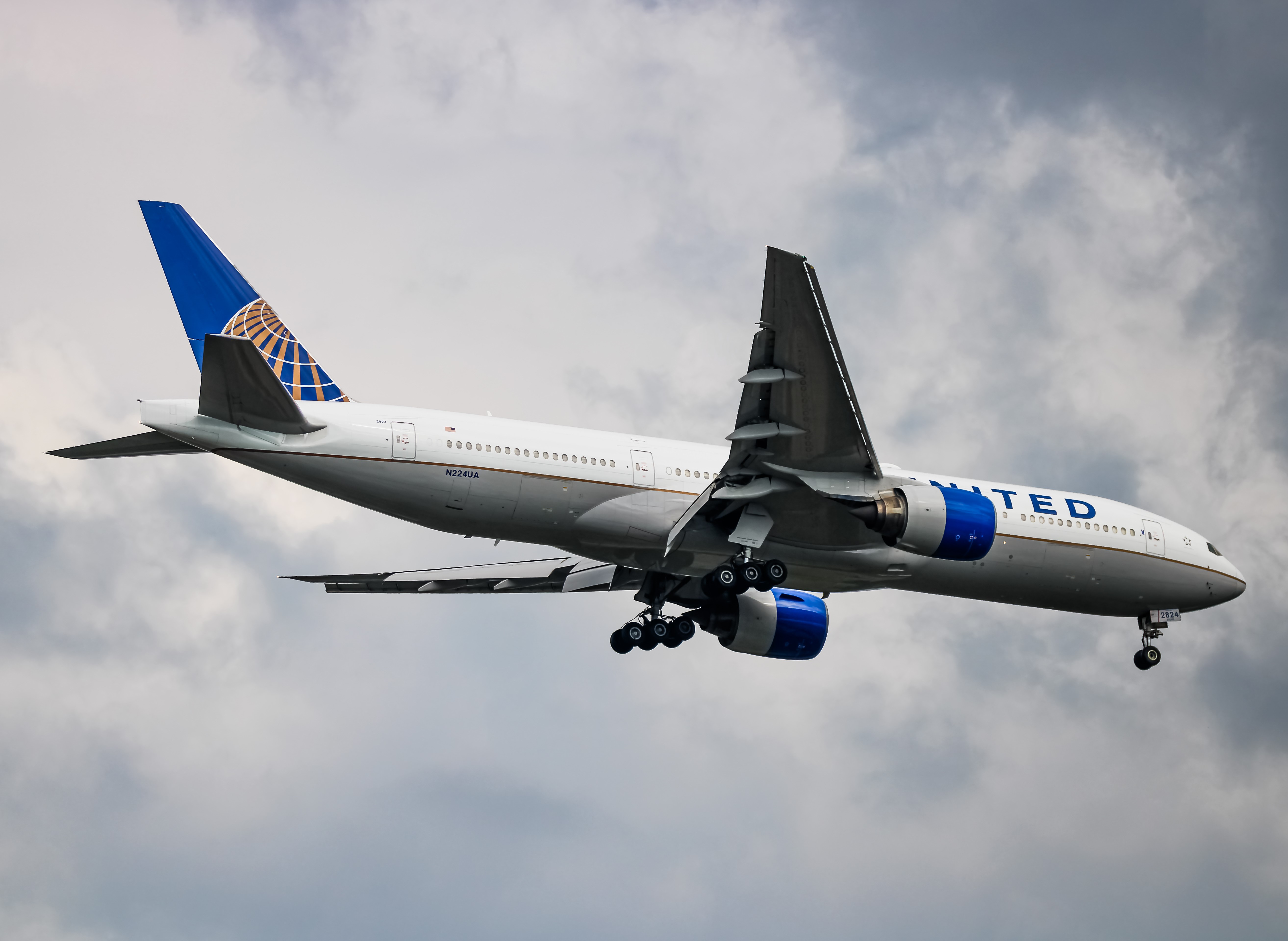 Full size: United Airlines Boeing 777-200ER N224UA at Washington Dulles International Airport