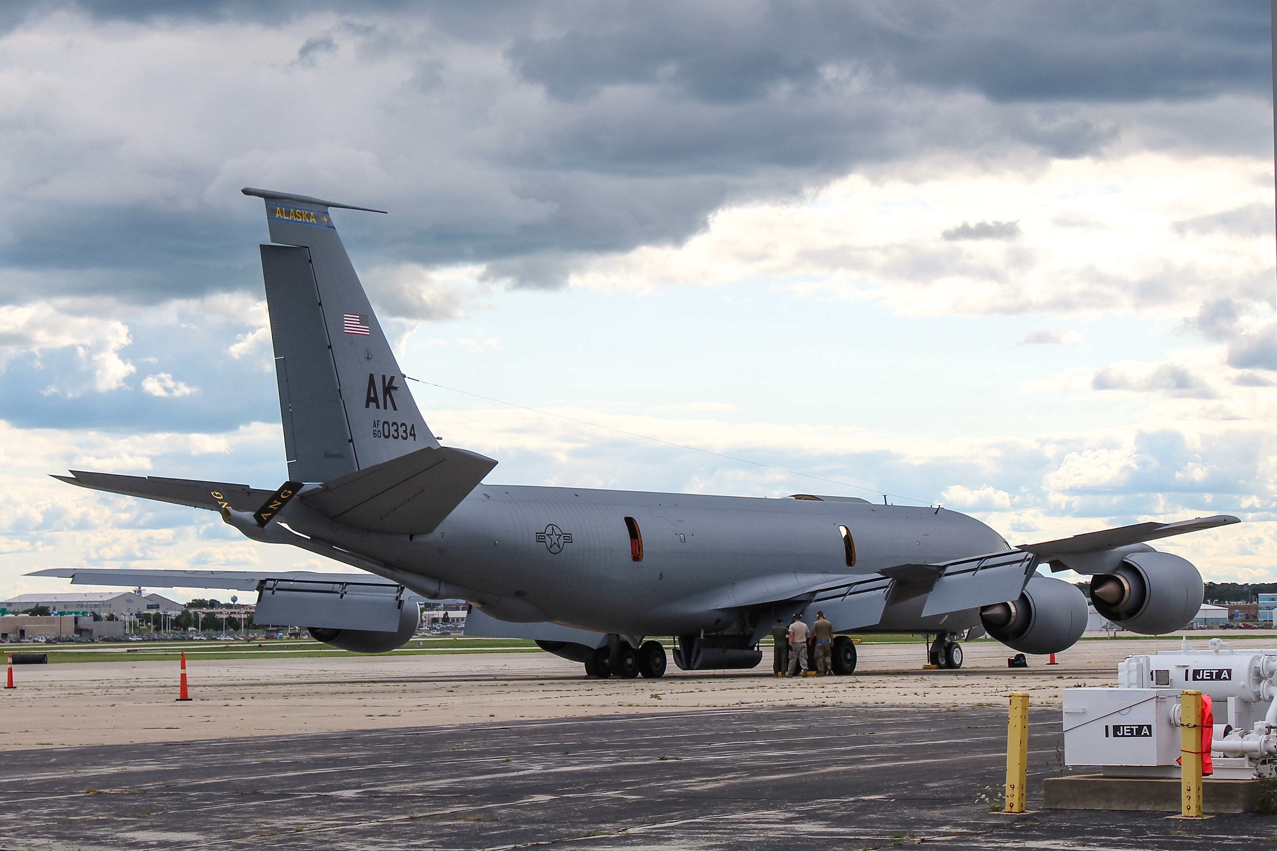 Full size: USAF - United States Air Force Boeing KC-135 Stratotanker 60-0334 at General Mitchell International Airport