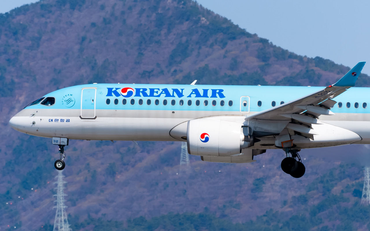 Full size: Korean Air Airbus A220-300 HL8312 at Gimhae International Airport