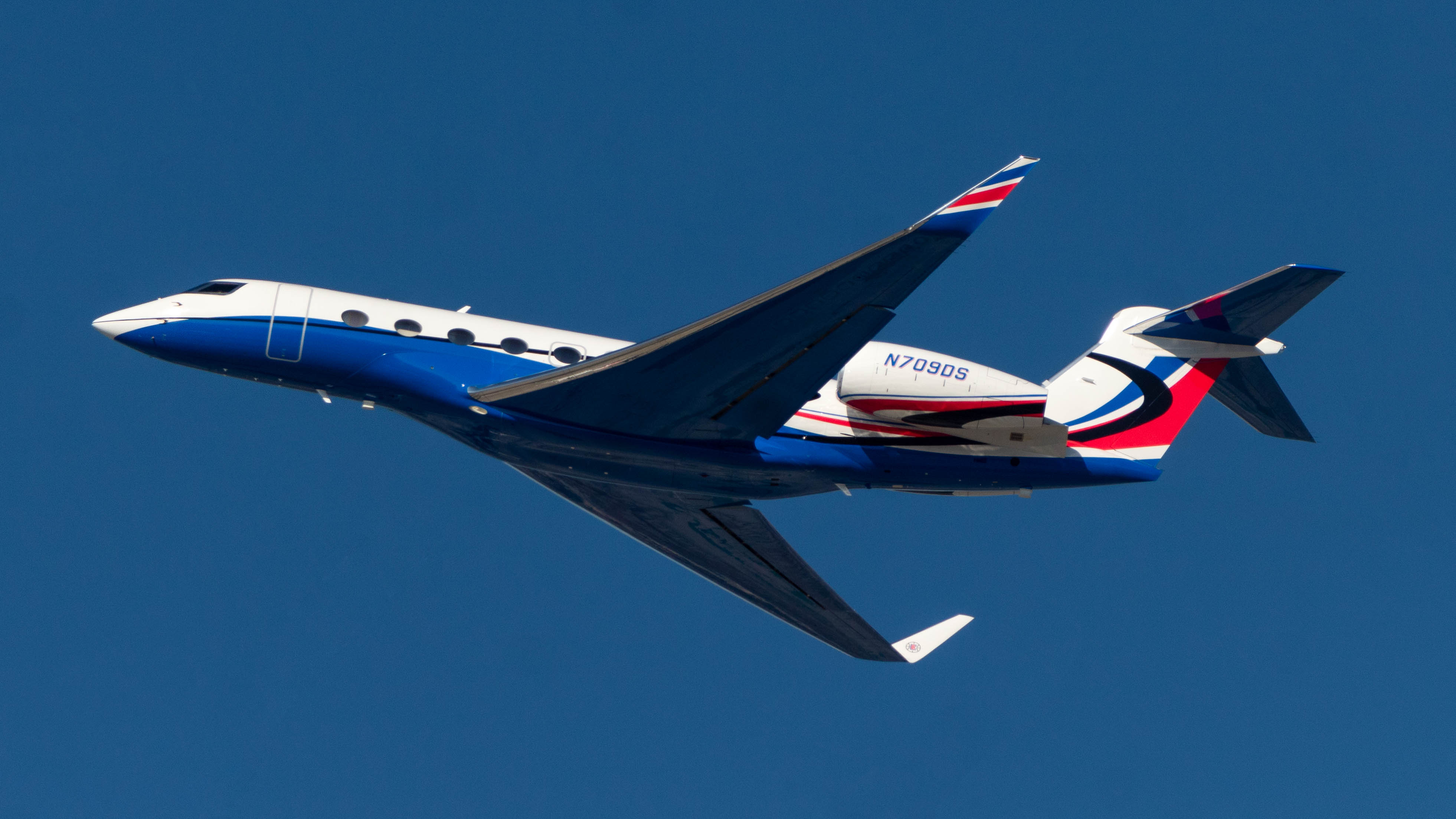 Full size: PRIVATE Gulfstream G650 N709DS at Los Angeles International Airport