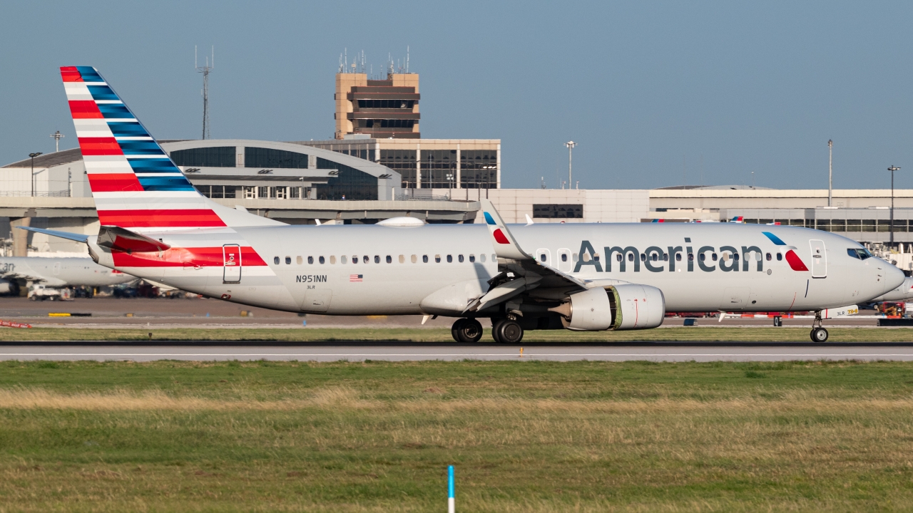 Full size: American Airlines Boeing 737-800 N951NN at Dallas-Fort Worth International Airport